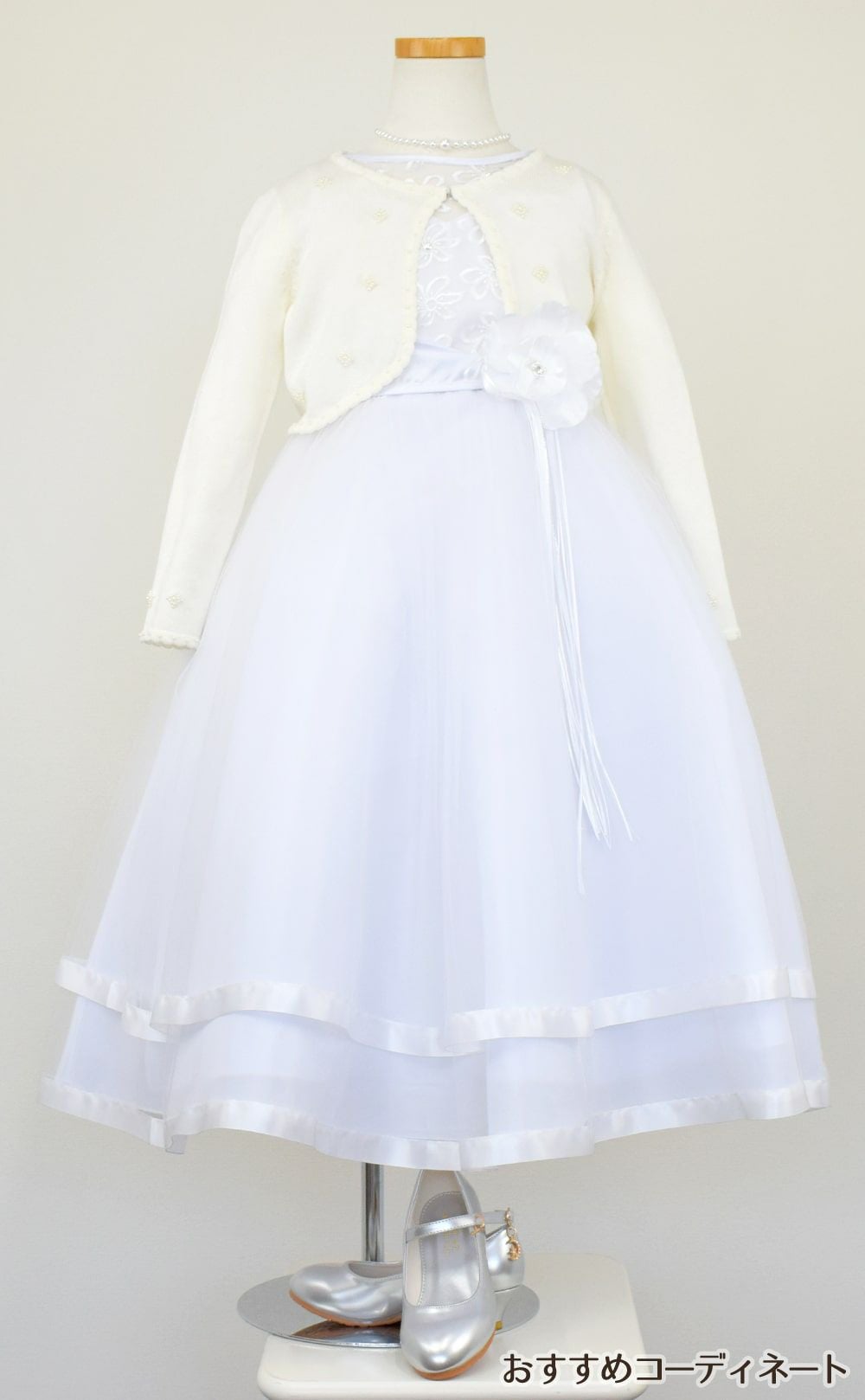 ピアノ発表会や結婚式にぴったりのホワイトカラーの女の子用キッズドレス。シンプルで美しいシルエットが魅力のAngel's Closetの子供ドレス レンタル商品（【レンタル】ロマンス(rmc)ピュアホワイト）｜画像11