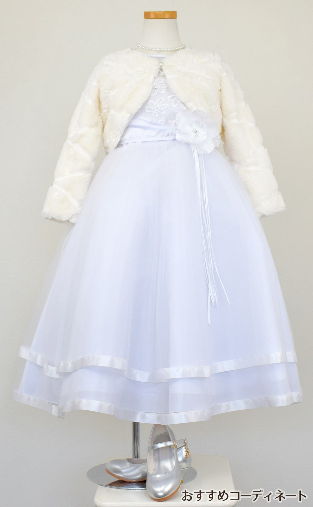 ピアノ発表会や結婚式にぴったりのホワイトカラーの女の子用キッズドレス。シンプルで美しいシルエットが魅力のAngel's Closetの子供ドレス レンタル商品（【レンタル】ロマンス(rmc)ピュアホワイト）｜画像12