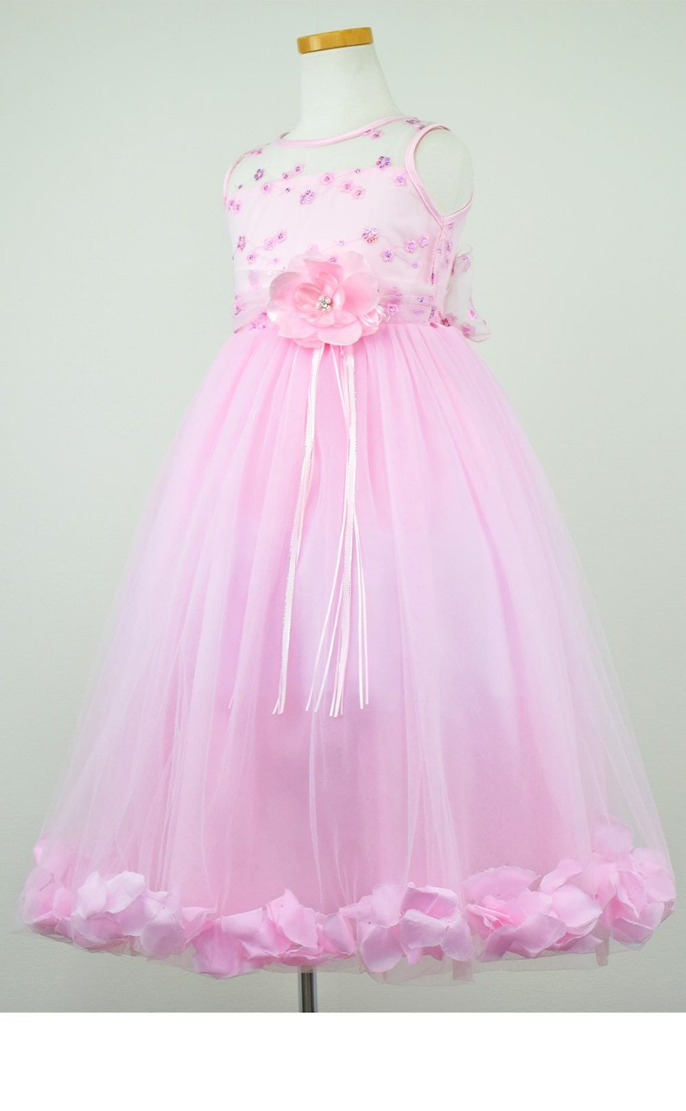 ピアノ発表会や結婚式にぴったりのピンクカラーの女の子用キッズドレス。シンプルで美しいシルエットが魅力のAngel's Closetの子供ドレス レンタル商品（【レンタル】フラワーペタルプリンセス子供ドレス(JK2925)ピンク）｜画像4