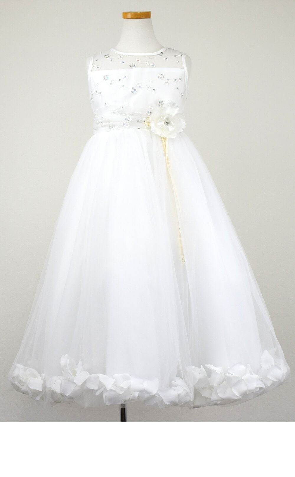 ピアノ発表会や結婚式にぴったりのホワイトカラーの女の子用キッズドレス。シンプルで美しいシルエットが魅力のAngel's Closetの子供ドレス レンタル商品（【レンタル】フラワーペタルプリンセス子供ドレス(JK2925)オフホワイト）｜画像3