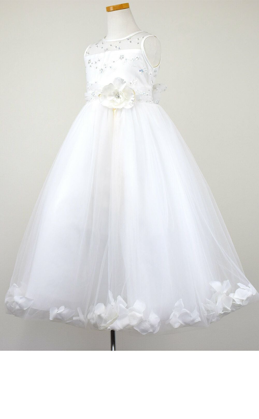 ピアノ発表会や結婚式にぴったりのホワイトカラーの女の子用キッズドレス。シンプルで美しいシルエットが魅力のAngel's Closetの子供ドレス レンタル商品（【レンタル】フラワーペタルプリンセス子供ドレス(JK2925)オフホワイト）｜画像4