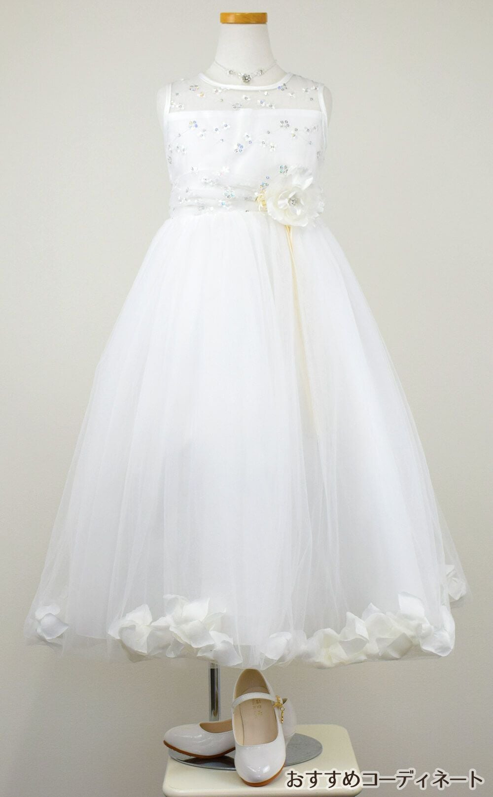 ピアノ発表会や結婚式にぴったりのホワイトカラーの女の子用キッズドレス。シンプルで美しいシルエットが魅力のAngel's Closetの子供ドレス レンタル商品（【レンタル】フラワーペタルプリンセス子供ドレス(JK2925)オフホワイト）｜画像9