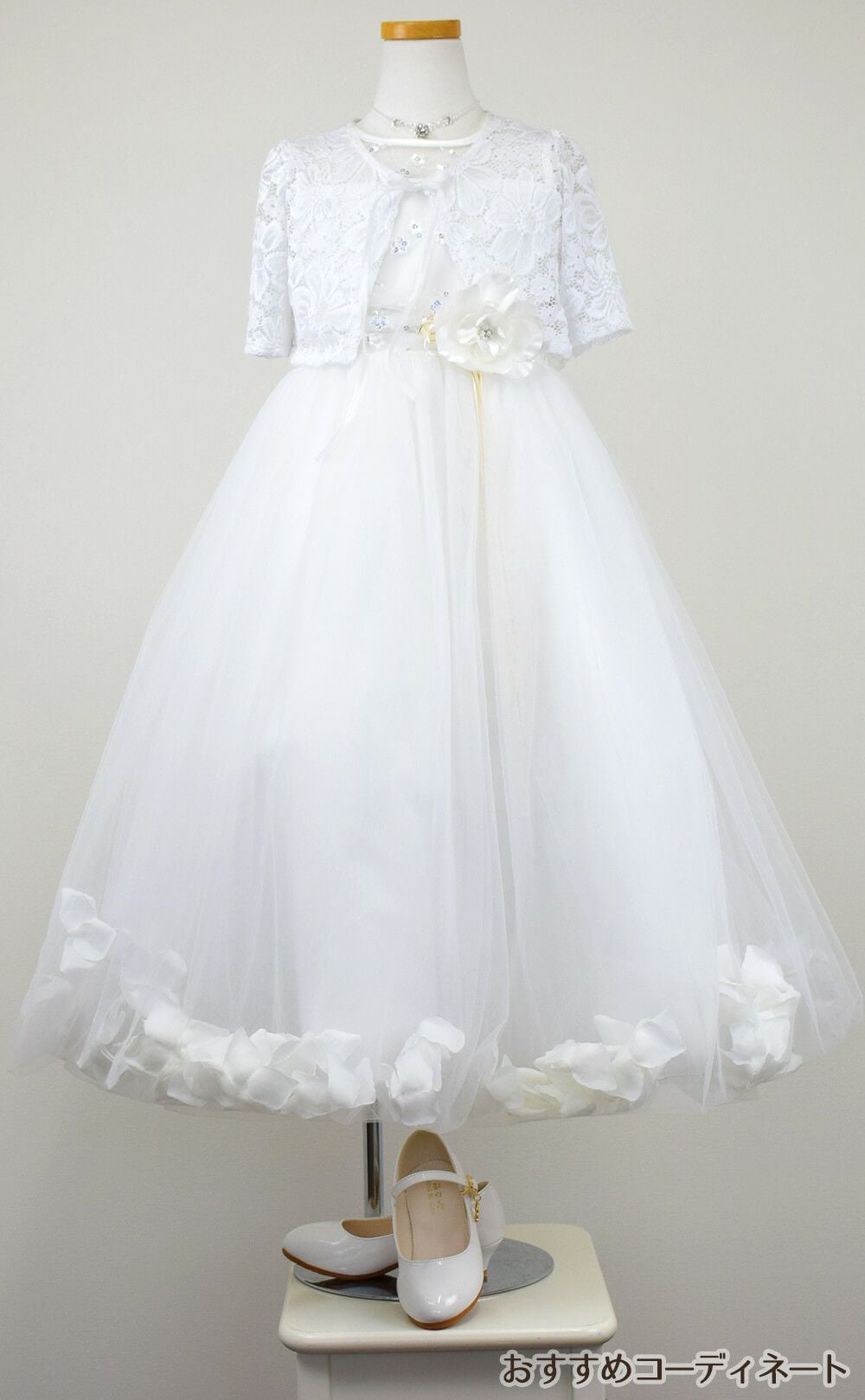 ピアノ発表会や結婚式にぴったりのホワイトカラーの女の子用キッズドレス。シンプルで美しいシルエットが魅力のAngel's Closetの子供ドレス レンタル商品（【レンタル】フラワーペタルプリンセス子供ドレス(JK2925)オフホワイト）｜画像10