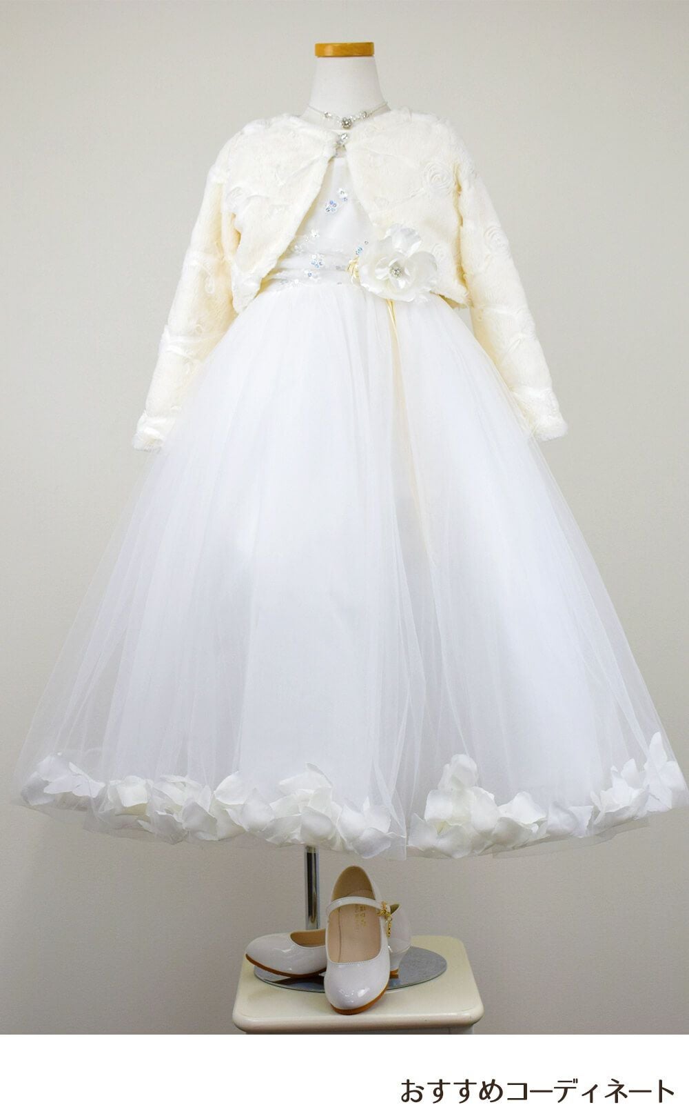 ピアノ発表会や結婚式にぴったりのホワイトカラーの女の子用キッズドレス。シンプルで美しいシルエットが魅力のAngel's Closetの子供ドレス レンタル商品（【レンタル】フラワーペタルプリンセス子供ドレス(JK2925)オフホワイト）｜画像12