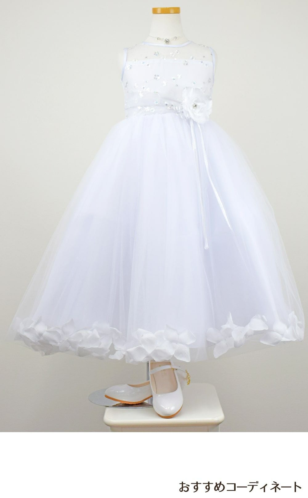 ピアノ発表会や結婚式にぴったりのホワイトカラーの女の子用キッズドレス。シンプルで美しいシルエットが魅力のAngel's Closetの子供ドレス レンタル商品（【レンタル】フラワーペタルプリンセス子供ドレス(JK2925)ピュアホワイト）｜画像9