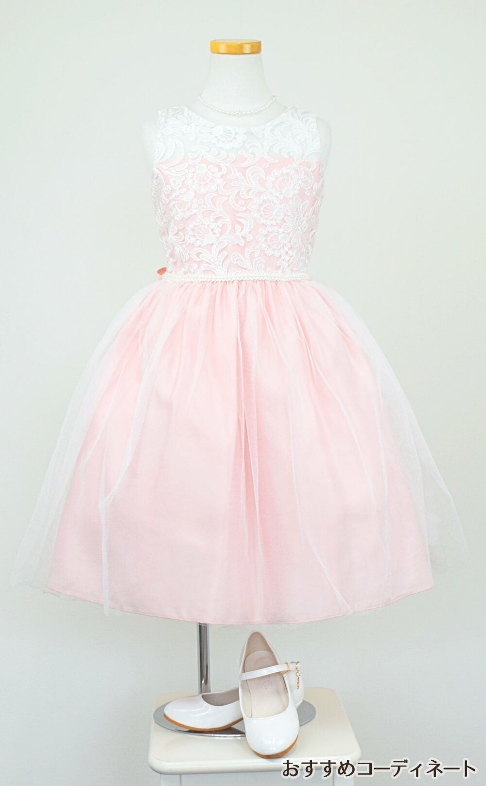 ピアノ発表会や結婚式にぴったりのピンクカラーの女の子用キッズドレス。シンプルで美しいシルエットが魅力のAngel's Closetの子供ドレス レンタル商品（【レンタル】エレガント刺繍メッシュ＆パールトリム子供ドレス(SK740)ペールピンク）｜画像9