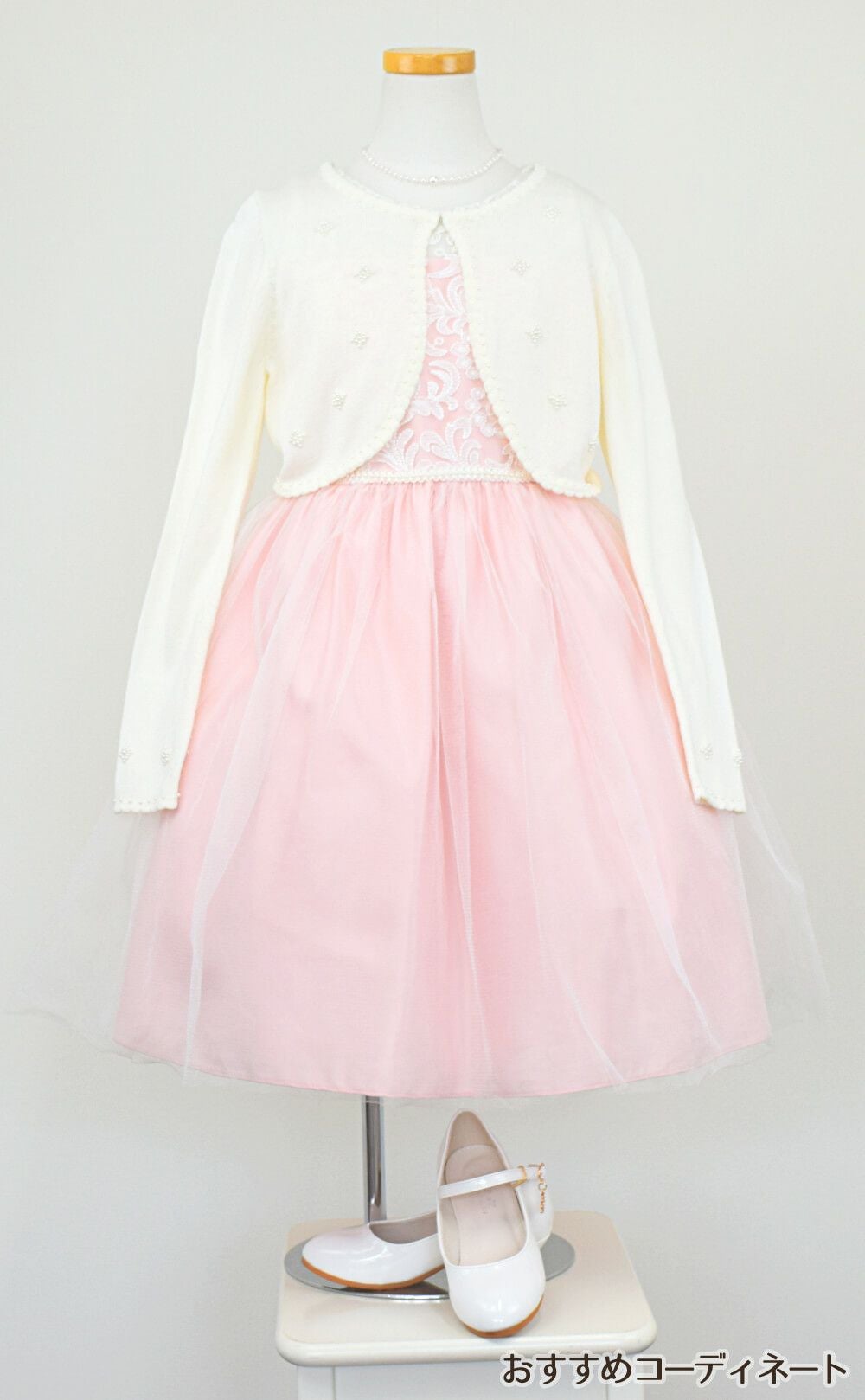 ピアノ発表会や結婚式にぴったりのピンクカラーの女の子用キッズドレス。シンプルで美しいシルエットが魅力のAngel's Closetの子供ドレス レンタル商品（【レンタル】エレガント刺繍メッシュ＆パールトリム子供ドレス(SK740)ペールピンク）｜画像11