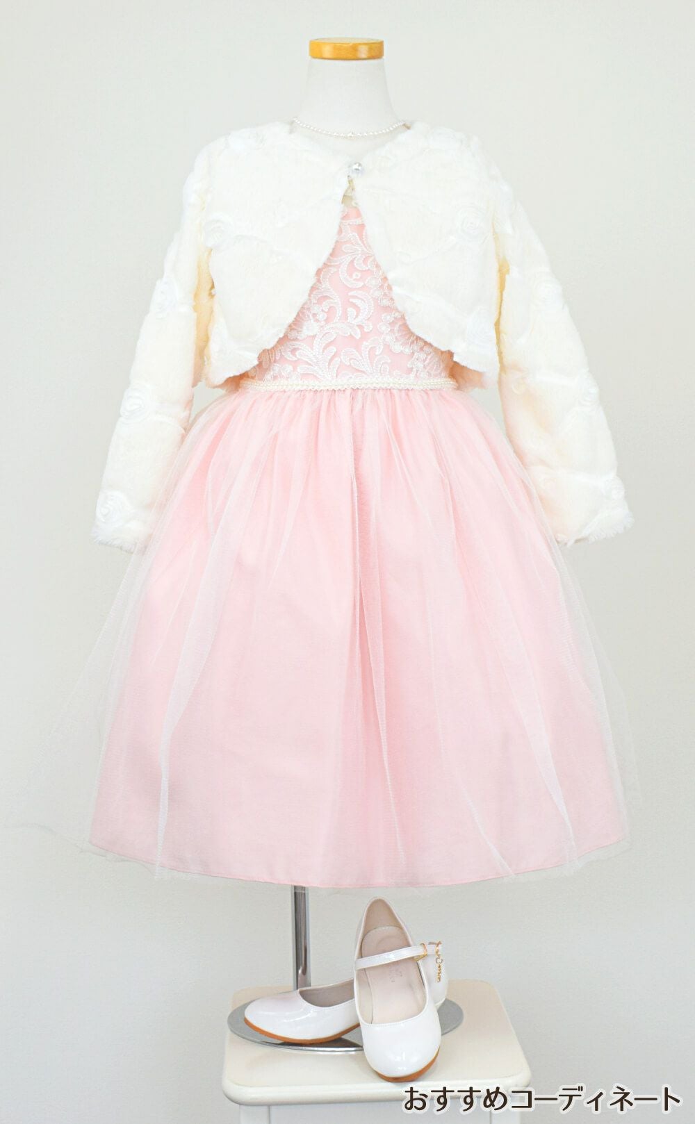ピアノ発表会や結婚式にぴったりのピンクカラーの女の子用キッズドレス。シンプルで美しいシルエットが魅力のAngel's Closetの子供ドレス レンタル商品（【レンタル】エレガント刺繍メッシュ＆パールトリム子供ドレス(SK740)ペールピンク）｜画像12