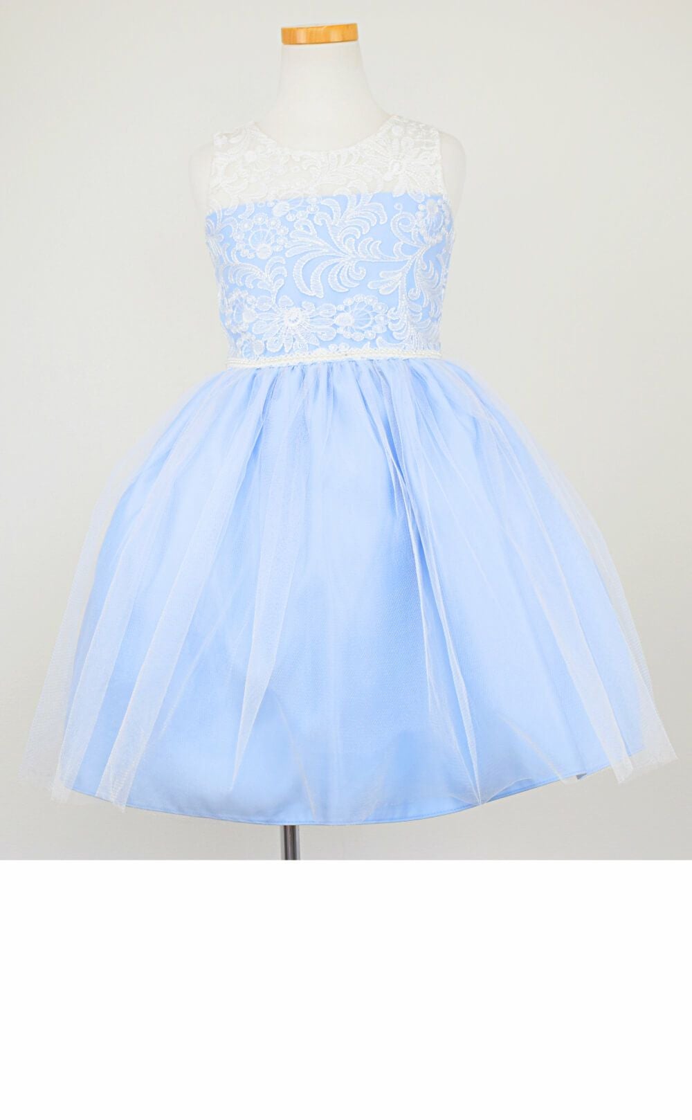 ピアノ発表会や結婚式にぴったりのブルーカラーの女の子用キッズドレス。シンプルで美しいシルエットが魅力のAngel's Closetの子供ドレス レンタル商品（【レンタル】エレガント刺繍メッシュ＆パールトリム子供ドレス(SK740)ブルー）｜画像3