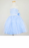 ピアノ発表会や結婚式にぴったりのブルーカラーの女の子用キッズドレス。シンプルで美しいシルエットが魅力のAngel's Closetの子供ドレス レンタル商品（【レンタル】エレガント刺繍メッシュ＆パールトリム子供ドレス(SK740)ブルー）｜画像4