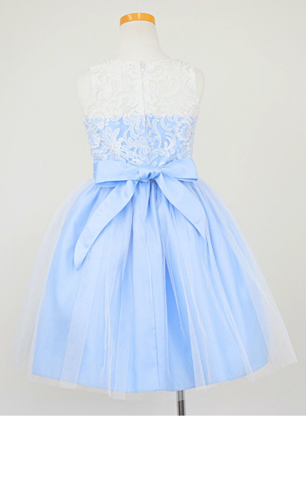 ピアノ発表会や結婚式にぴったりのブルーカラーの女の子用キッズドレス。シンプルで美しいシルエットが魅力のAngel's Closetの子供ドレス レンタル商品（【レンタル】エレガント刺繍メッシュ＆パールトリム子供ドレス(SK740)ブルー）｜画像5