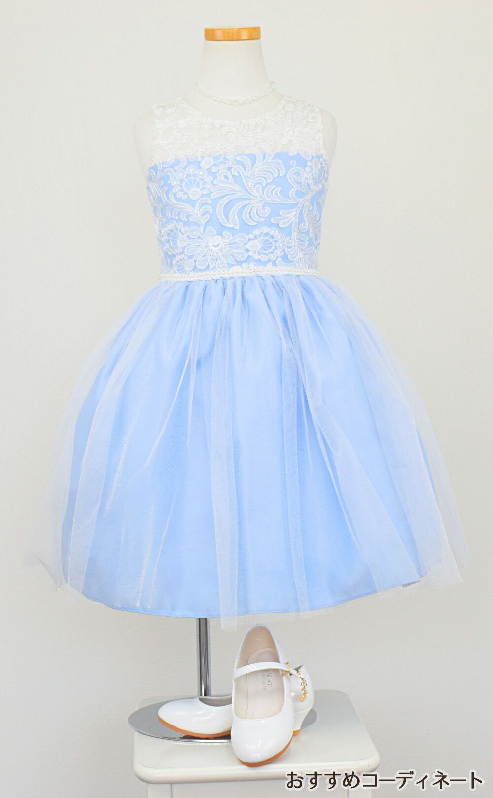 ピアノ発表会や結婚式にぴったりのブルーカラーの女の子用キッズドレス。シンプルで美しいシルエットが魅力のAngel's Closetの子供ドレス レンタル商品（【レンタル】エレガント刺繍メッシュ＆パールトリム子供ドレス(SK740)ブルー）｜画像9