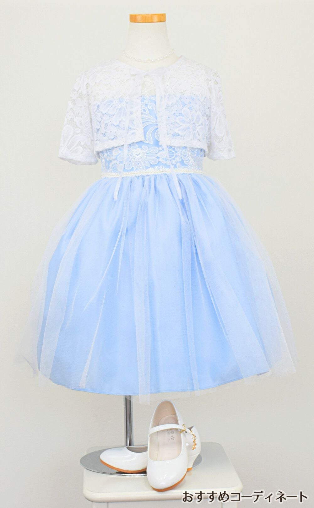 ピアノ発表会や結婚式にぴったりのブルーカラーの女の子用キッズドレス。シンプルで美しいシルエットが魅力のAngel's Closetの子供ドレス レンタル商品（【レンタル】エレガント刺繍メッシュ＆パールトリム子供ドレス(SK740)ブルー）｜画像10