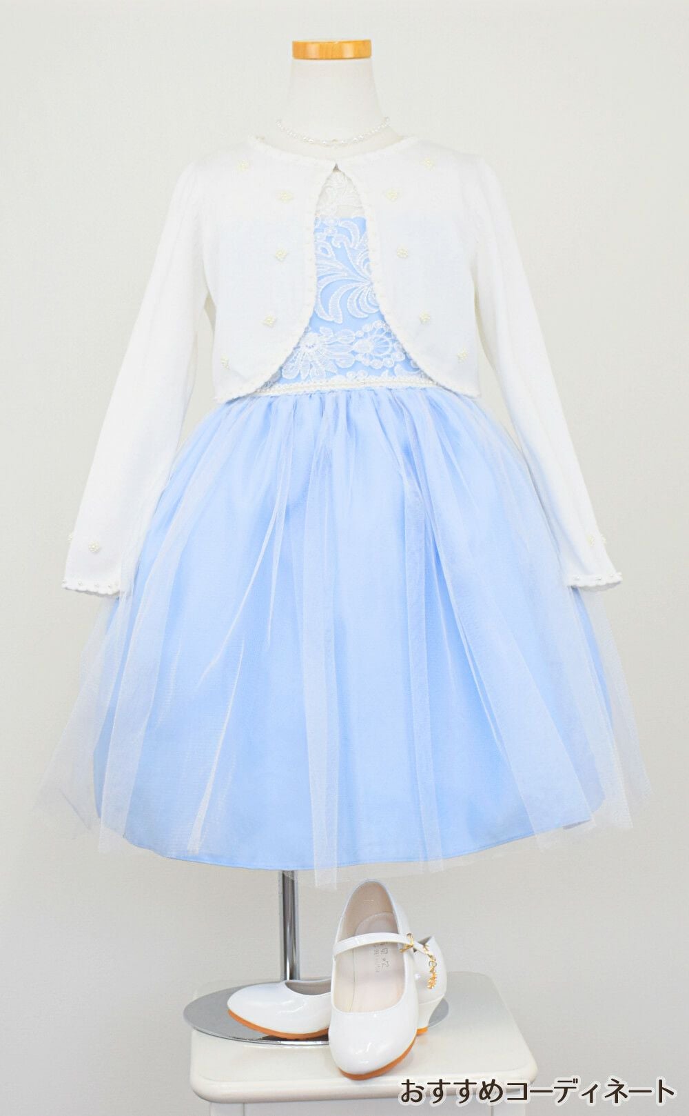 ピアノ発表会や結婚式にぴったりのブルーカラーの女の子用キッズドレス。シンプルで美しいシルエットが魅力のAngel's Closetの子供ドレス レンタル商品（【レンタル】エレガント刺繍メッシュ＆パールトリム子供ドレス(SK740)ブルー）｜画像11