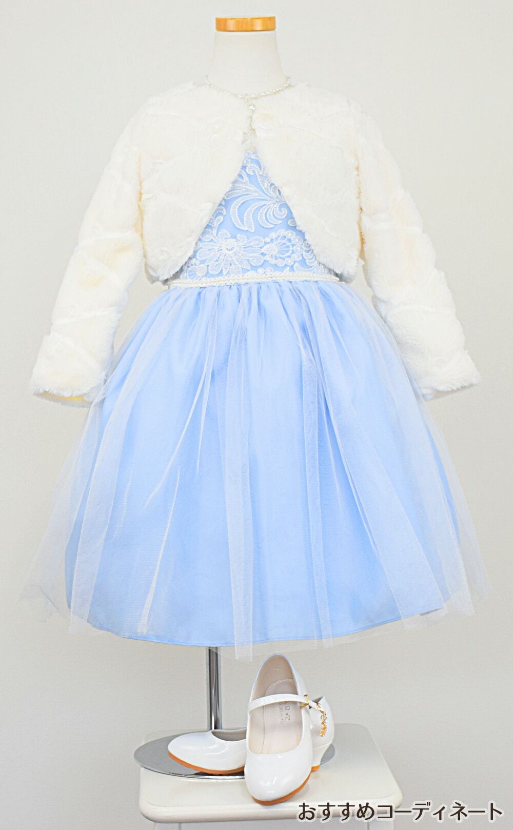 ピアノ発表会や結婚式にぴったりのブルーカラーの女の子用キッズドレス。シンプルで美しいシルエットが魅力のAngel's Closetの子供ドレス レンタル商品（【レンタル】エレガント刺繍メッシュ＆パールトリム子供ドレス(SK740)ブルー）｜画像12