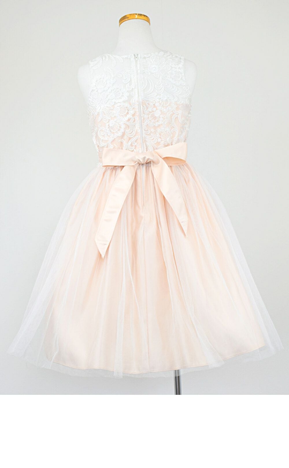 ピアノ発表会や結婚式にぴったりのカラーの女の子用キッズドレス。シンプルで美しいシルエットが魅力のAngel's Closetの子供ドレス レンタル商品（【レンタル】エレガント刺繍メッシュ＆パールトリム子供ドレス(SK740)シャンパン）｜画像5