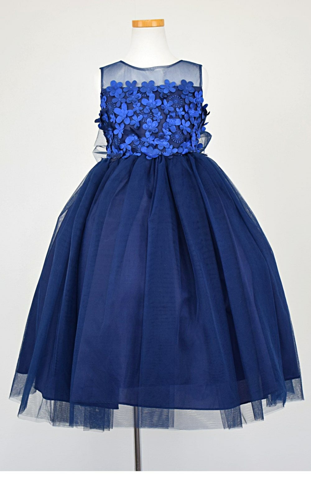 ピアノ発表会や結婚式にぴったりのネイビーカラーの女の子用キッズドレス。シンプルで美しいシルエットが魅力のAngel's Closetの子供ドレス レンタル商品（【レンタル】エレガントフラワーパッチ＆チュール子供ドレス(CCD771)ネイビー）｜画像3