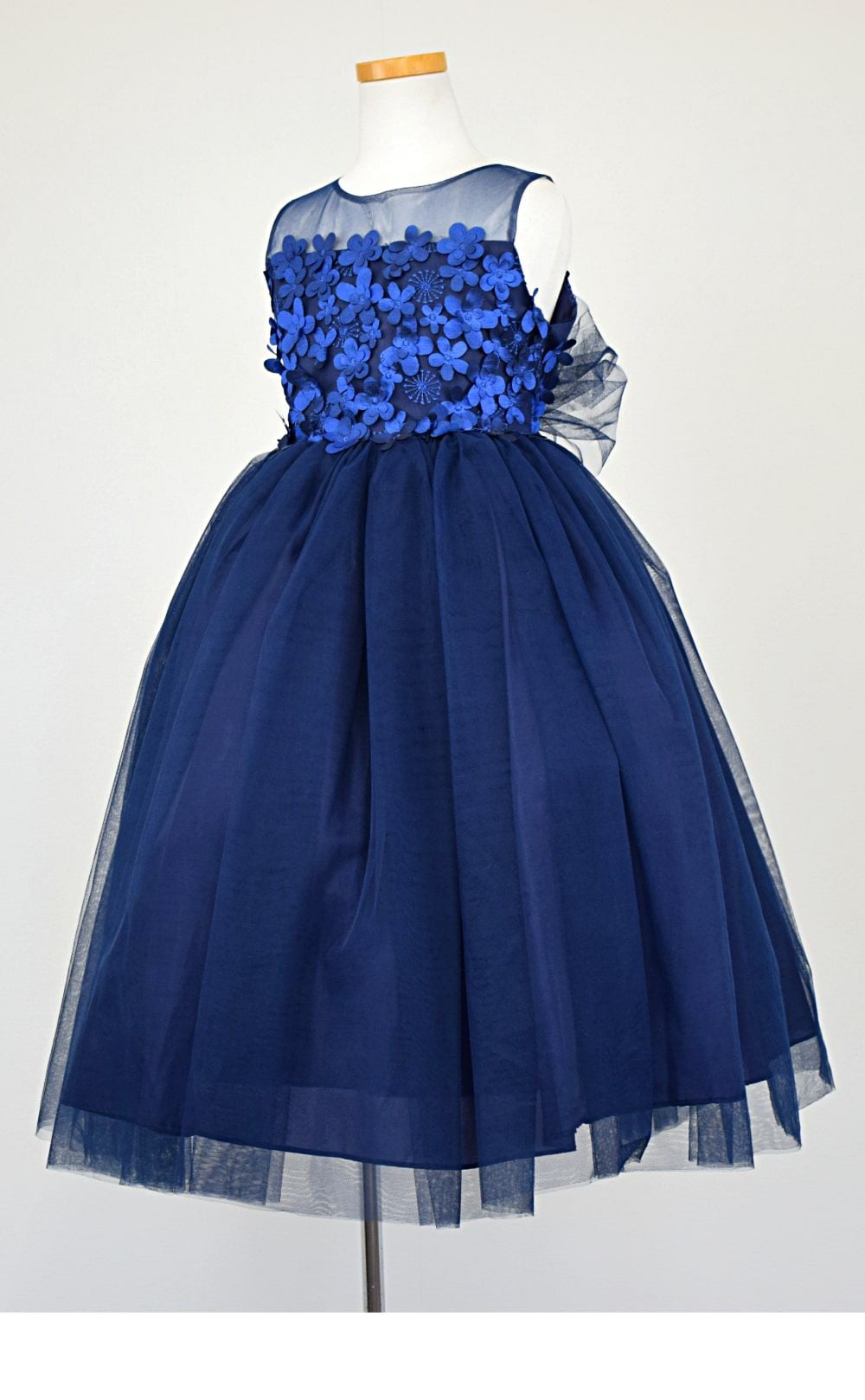 ピアノ発表会や結婚式にぴったりのネイビーカラーの女の子用キッズドレス。シンプルで美しいシルエットが魅力のAngel's Closetの子供ドレス レンタル商品（【レンタル】エレガントフラワーパッチ＆チュール子供ドレス(CCD771)ネイビー）｜画像4