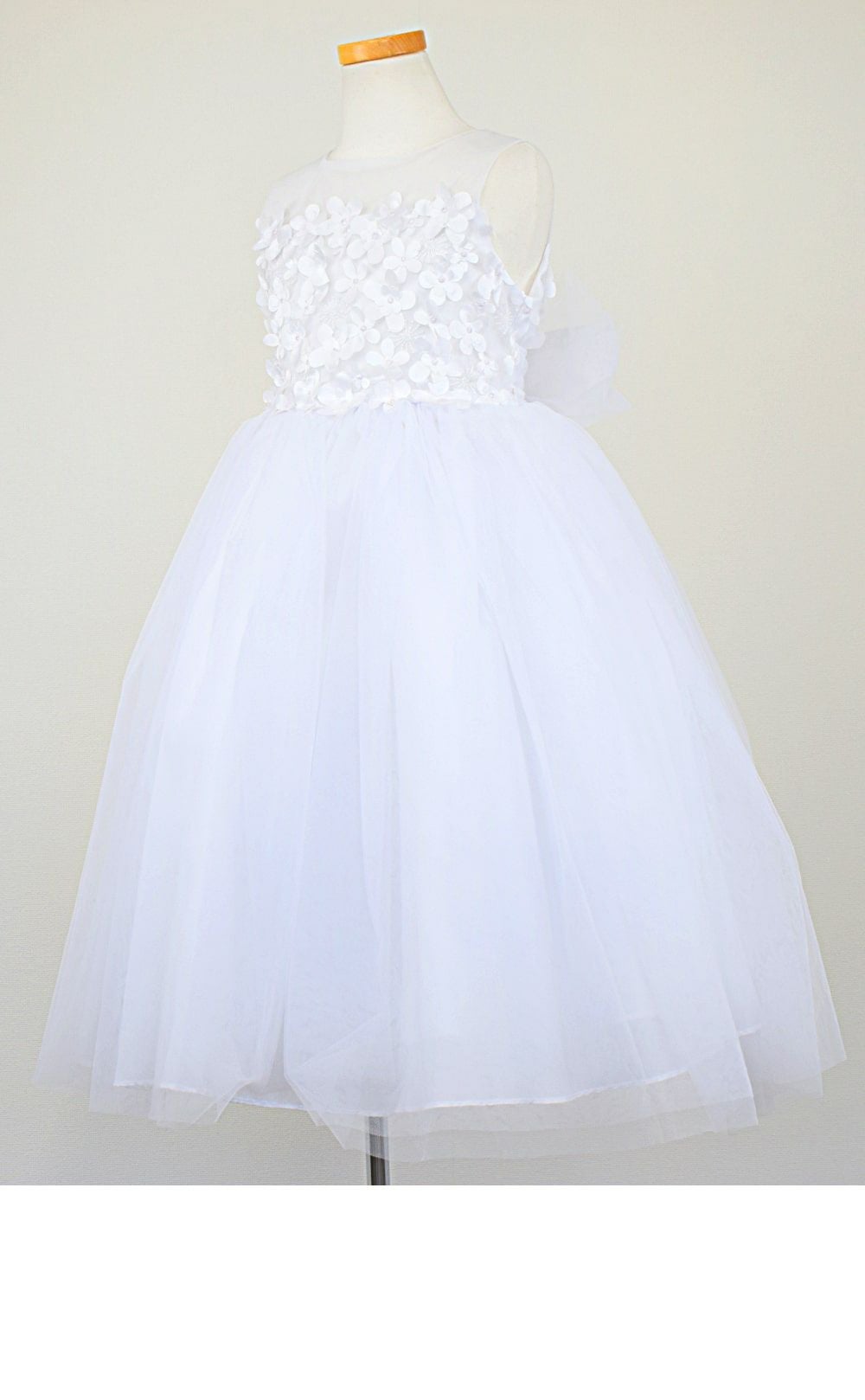 ピアノ発表会や結婚式にぴったりのホワイトカラーの女の子用キッズドレス。シンプルで美しいシルエットが魅力のAngel's Closetの子供ドレス レンタル商品（【レンタル】エレガントフラワーパッチ＆チュール子供ドレス(CCD771)ホワイト）｜画像4