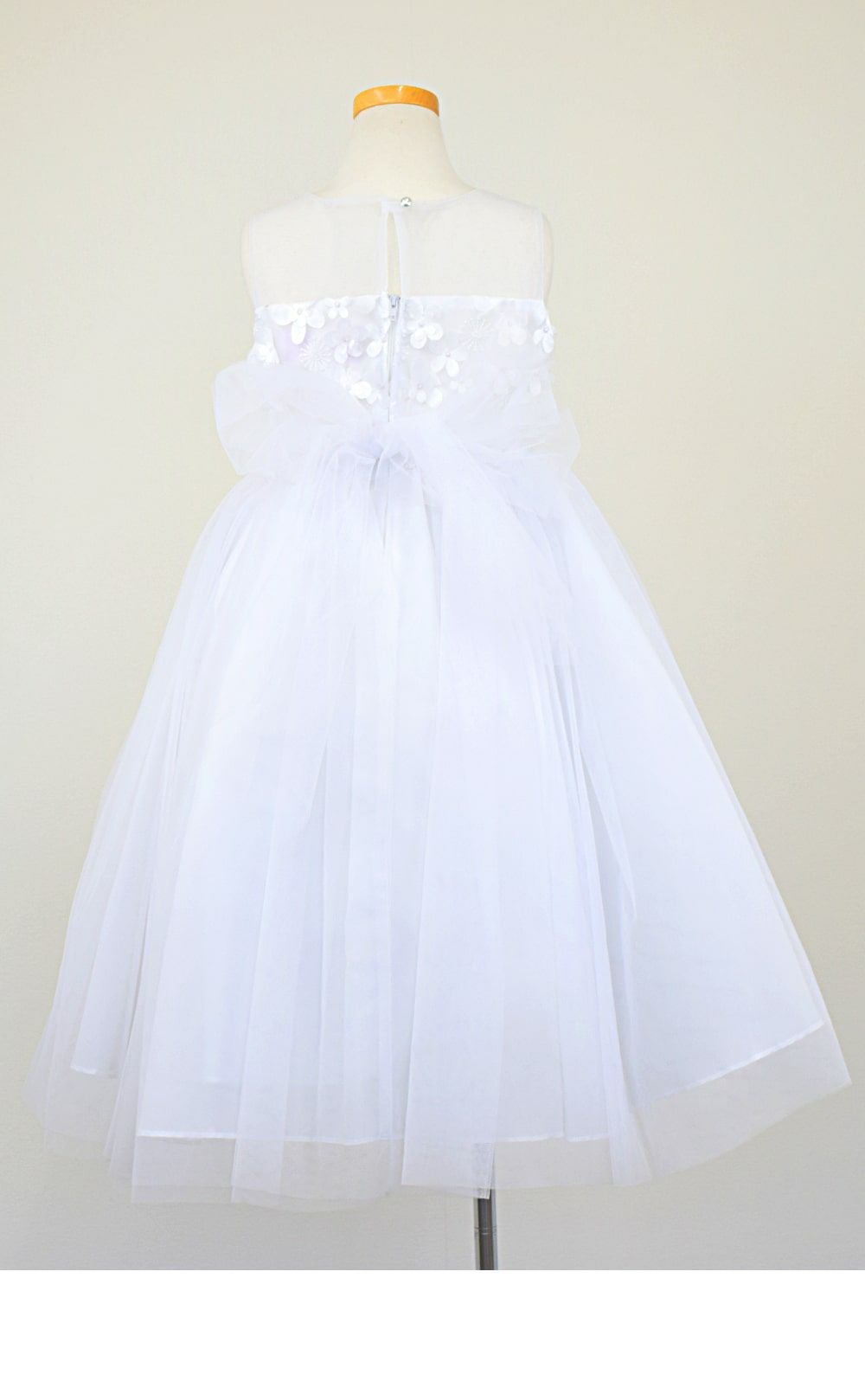 ピアノ発表会や結婚式にぴったりのホワイトカラーの女の子用キッズドレス。シンプルで美しいシルエットが魅力のAngel's Closetの子供ドレス レンタル商品（【レンタル】エレガントフラワーパッチ＆チュール子供ドレス(CCD771)ホワイト）｜画像5