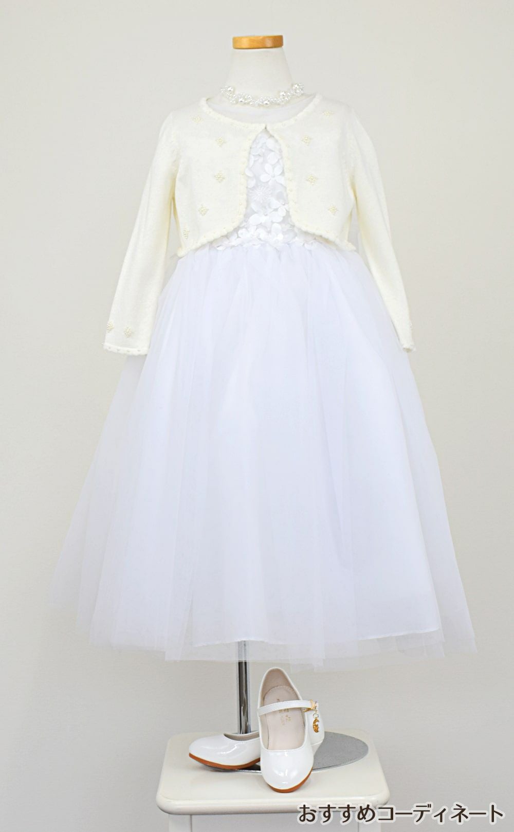 ピアノ発表会や結婚式にぴったりのホワイトカラーの女の子用キッズドレス。シンプルで美しいシルエットが魅力のAngel's Closetの子供ドレス レンタル商品（【レンタル】エレガントフラワーパッチ＆チュール子供ドレス(CCD771)ホワイト）｜画像11