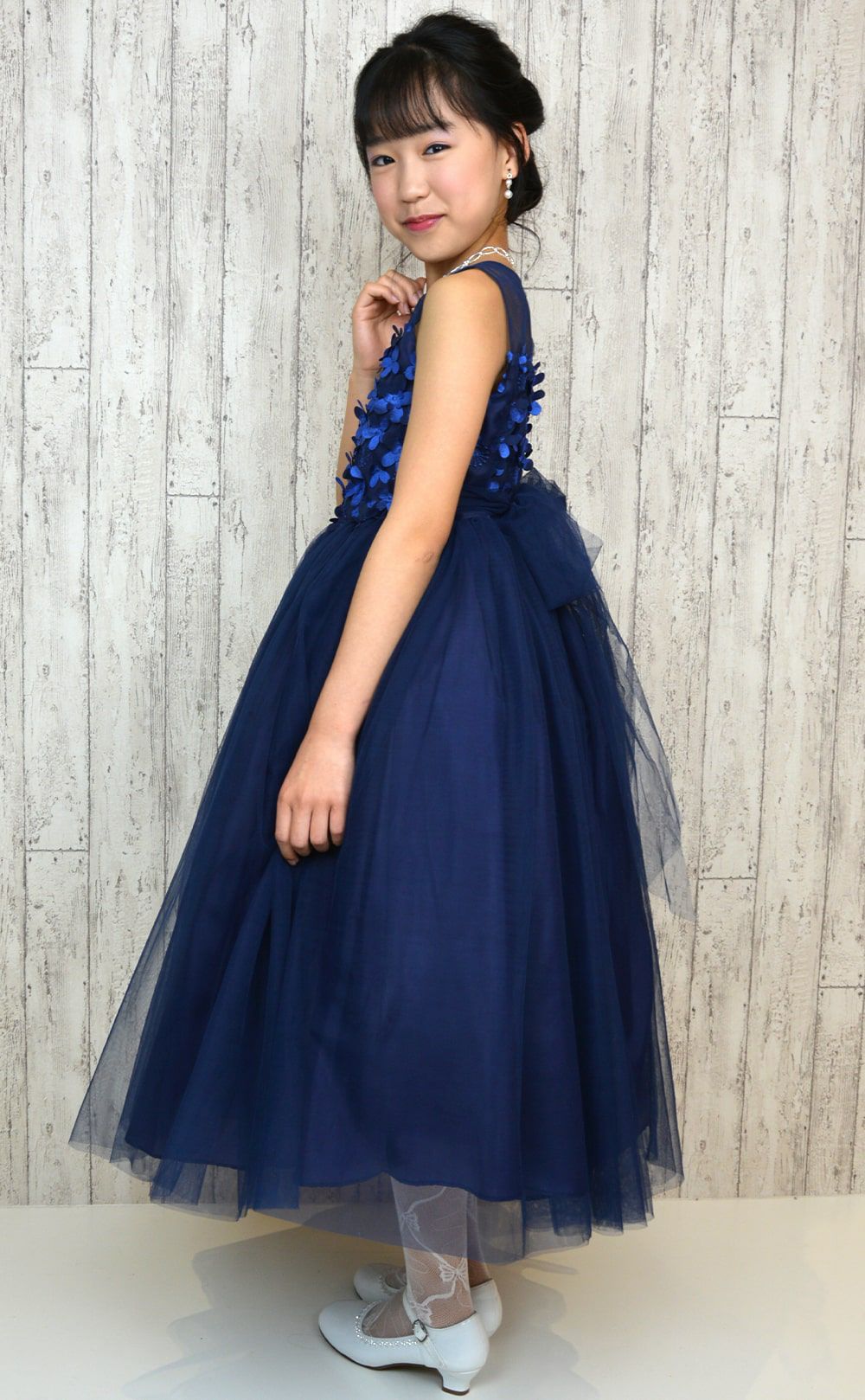 ピアノ発表会や結婚式にぴったりのホワイトカラーの女の子用キッズドレス。シンプルで美しいシルエットが魅力のAngel's Closetの子供ドレス レンタル商品（【レンタル】エレガントフラワーパッチ＆チュール子供ドレス(CCD771)ホワイト）｜画像14