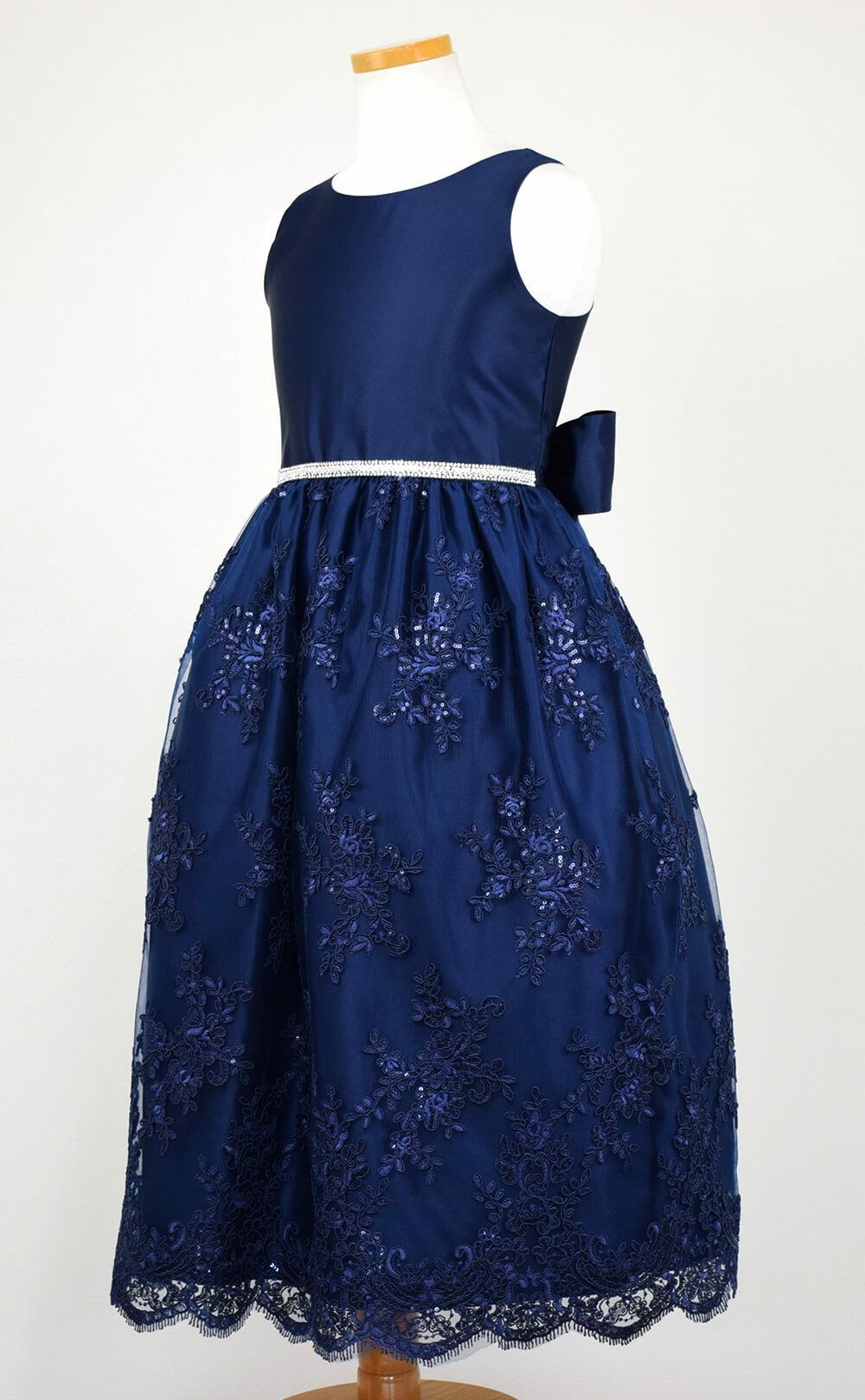 ピアノ発表会や結婚式にぴったりのネイビーカラーの女の子用キッズドレス。シンプルで美しいシルエットが魅力のAngel's Closetの子供ドレス レンタル商品（【レンタル】サテン＆スパンコール刺繍スカラップレースロング子供ドレス(SK817)ネイビー）｜画像4