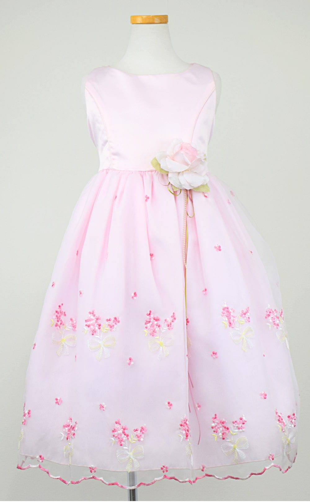 ピアノ発表会や結婚式にぴったりのピンクカラーの女の子用キッズドレス。シンプルで美しいシルエットが魅力のAngel's Closetの子供ドレス レンタル商品（【レンタル】サテン＆ブーケ柄刺繍オーガンジー子供ドレス(KD220)ピンク）｜画像3