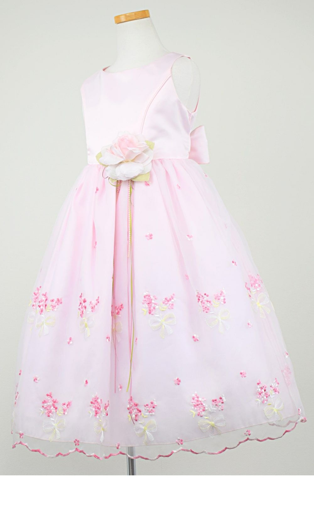 ピアノ発表会や結婚式にぴったりのピンクカラーの女の子用キッズドレス。シンプルで美しいシルエットが魅力のAngel's Closetの子供ドレス レンタル商品（【レンタル】サテン＆ブーケ柄刺繍オーガンジー子供ドレス(KD220)ピンク）｜画像4