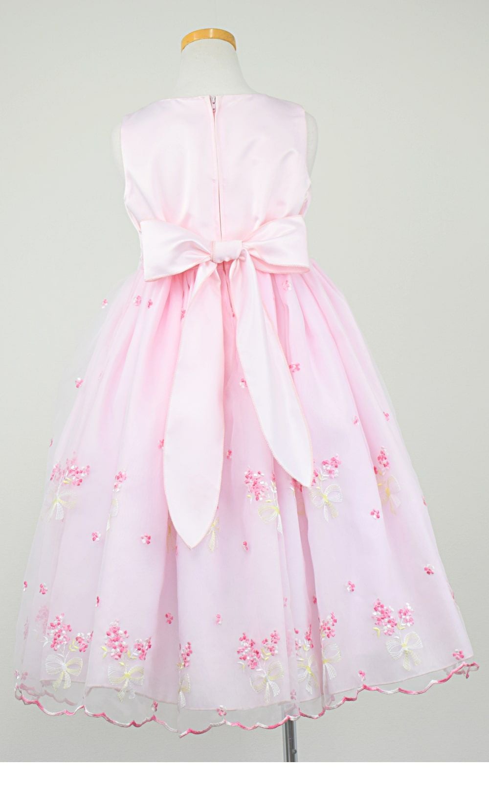 ピアノ発表会や結婚式にぴったりのピンクカラーの女の子用キッズドレス。シンプルで美しいシルエットが魅力のAngel's Closetの子供ドレス レンタル商品（【レンタル】サテン＆ブーケ柄刺繍オーガンジー子供ドレス(KD220)ピンク）｜画像5