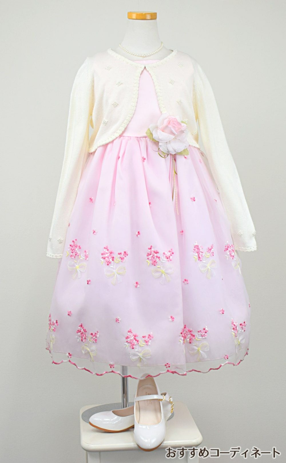 ピアノ発表会や結婚式にぴったりのピンクカラーの女の子用キッズドレス。シンプルで美しいシルエットが魅力のAngel's Closetの子供ドレス レンタル商品（【レンタル】サテン＆ブーケ柄刺繍オーガンジー子供ドレス(KD220)ピンク）｜画像11