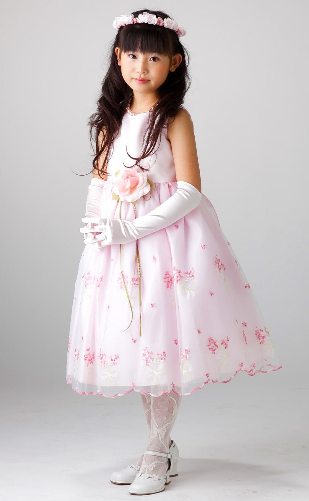 ピアノ発表会や結婚式にぴったりのピンクカラーの女の子用キッズドレス。シンプルで美しいシルエットが魅力のAngel's Closetの子供ドレス レンタル商品（【レンタル】サテン＆ブーケ柄刺繍オーガンジー子供ドレス(KD220)ピンク）｜画像13