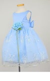 ピアノ発表会や結婚式にぴったりのブルーカラーの女の子用キッズドレス。シンプルで美しいシルエットが魅力のAngel's Closetの子供ドレス レンタル商品（【レンタル】サテン＆ブーケ柄刺繍オーガンジー子供ドレス(KD220)ブルー）｜画像4