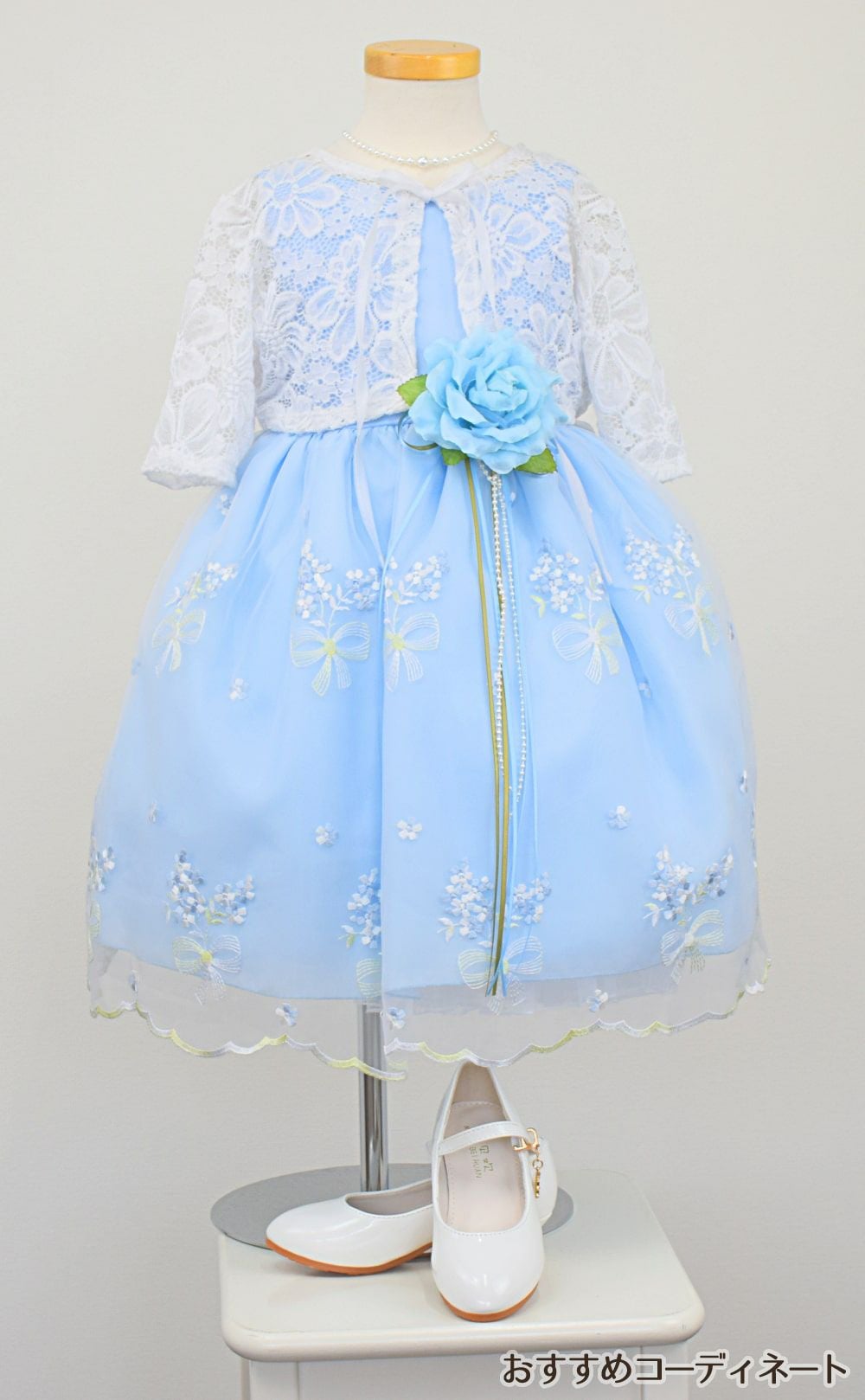 ピアノ発表会や結婚式にぴったりのブルーカラーの女の子用キッズドレス。シンプルで美しいシルエットが魅力のAngel's Closetの子供ドレス レンタル商品（【レンタル】サテン＆ブーケ柄刺繍オーガンジー子供ドレス(KD220)ブルー）｜画像10