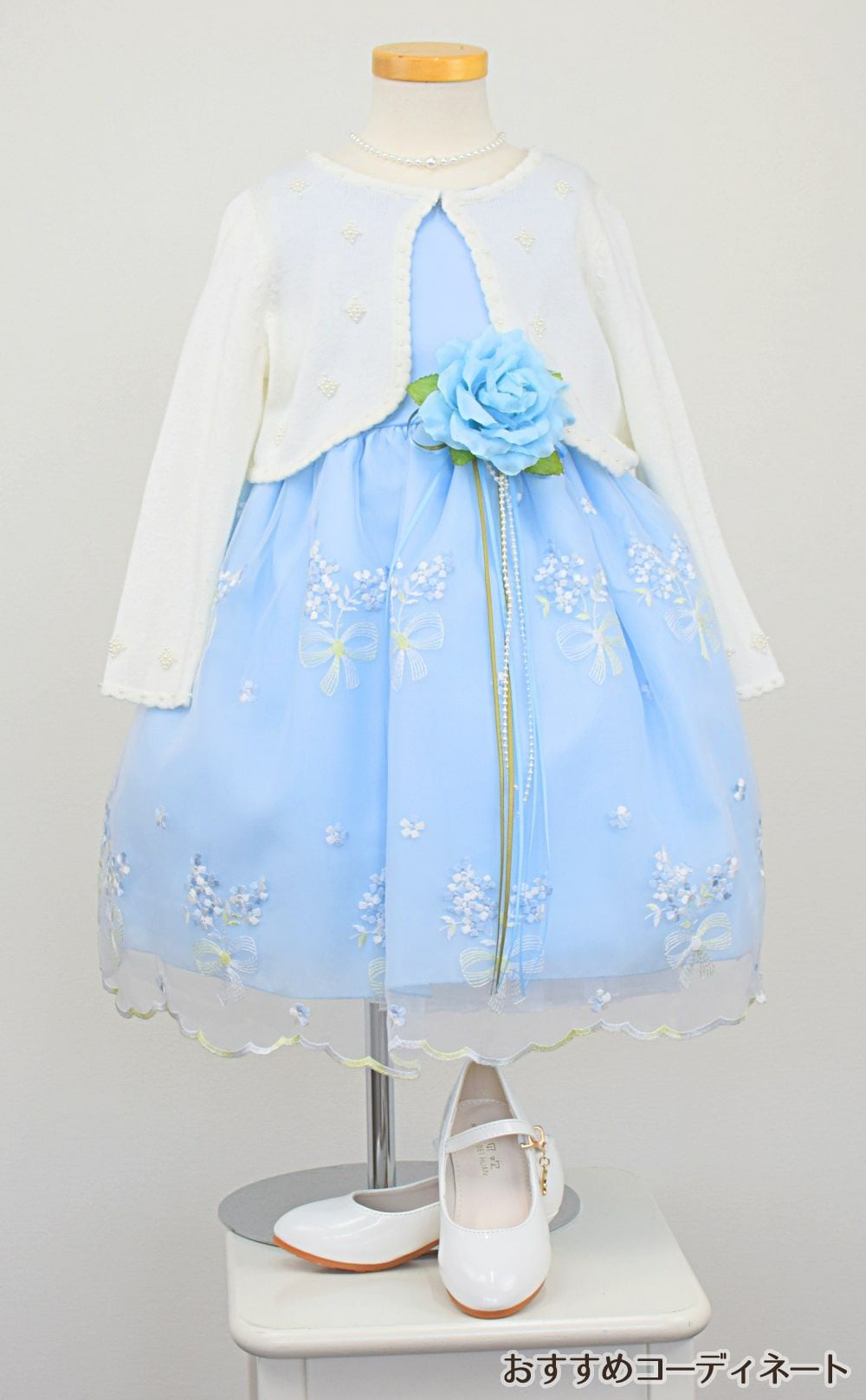 ピアノ発表会や結婚式にぴったりのブルーカラーの女の子用キッズドレス。シンプルで美しいシルエットが魅力のAngel's Closetの子供ドレス レンタル商品（【レンタル】サテン＆ブーケ柄刺繍オーガンジー子供ドレス(KD220)ブルー）｜画像11