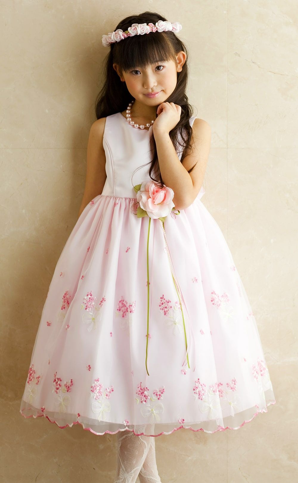 ピアノ発表会や結婚式にぴったりのブルーカラーの女の子用キッズドレス。シンプルで美しいシルエットが魅力のAngel's Closetの子供ドレス レンタル商品（【レンタル】サテン＆ブーケ柄刺繍オーガンジー子供ドレス(KD220)ブルー）｜画像16