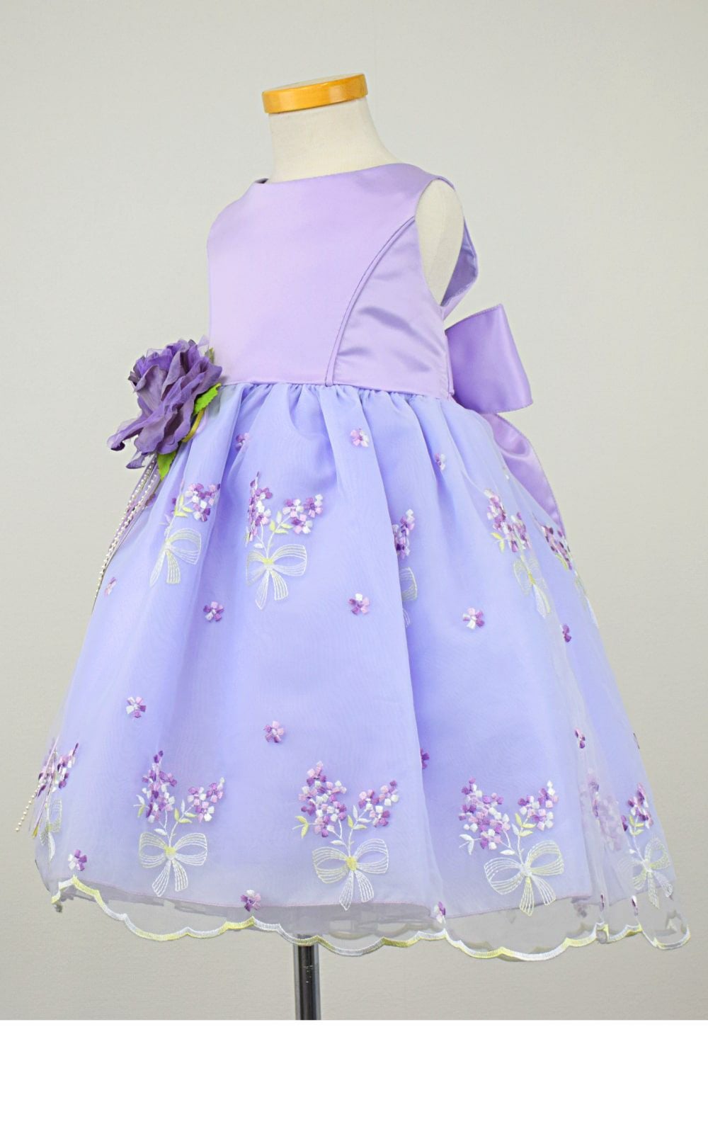 ピアノ発表会や結婚式にぴったりのライラックカラーの女の子用キッズドレス。シンプルで美しいシルエットが魅力のAngel's Closetの子供ドレス レンタル商品（【レンタル】サテン＆ブーケ柄刺繍オーガンジー子供ドレス(KD220)ライラック）｜画像4