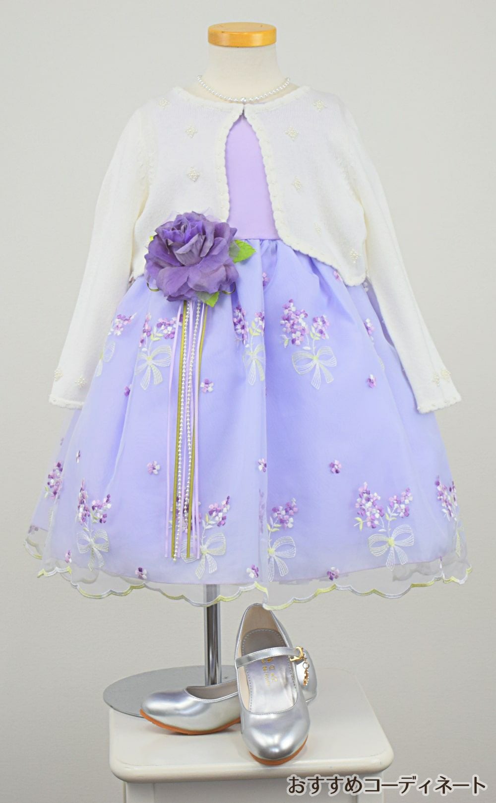 ピアノ発表会や結婚式にぴったりのライラックカラーの女の子用キッズドレス。シンプルで美しいシルエットが魅力のAngel's Closetの子供ドレス レンタル商品（【レンタル】サテン＆ブーケ柄刺繍オーガンジー子供ドレス(KD220)ライラック）｜画像11