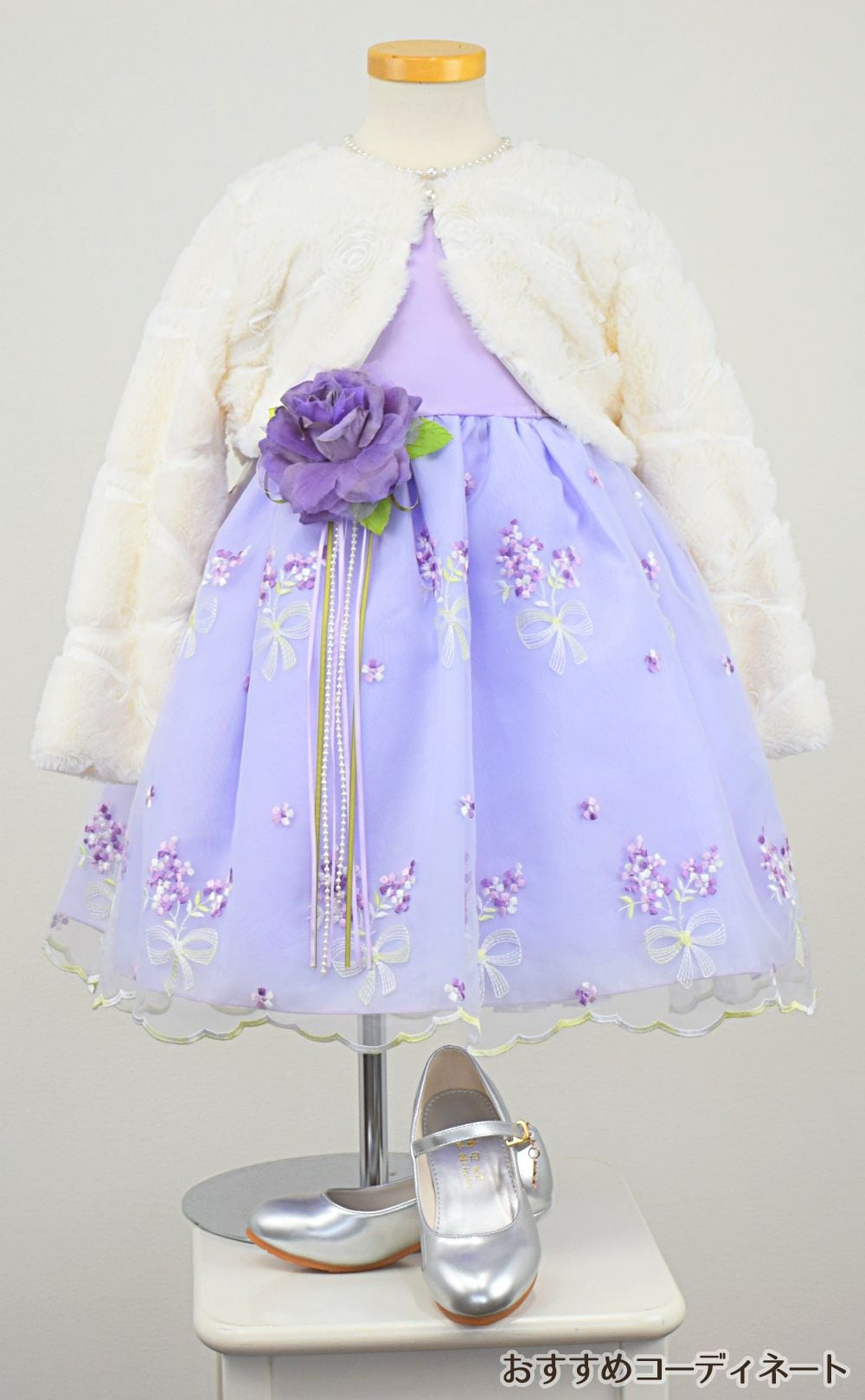 ピアノ発表会や結婚式にぴったりのライラックカラーの女の子用キッズドレス。シンプルで美しいシルエットが魅力のAngel's Closetの子供ドレス レンタル商品（【レンタル】サテン＆ブーケ柄刺繍オーガンジー子供ドレス(KD220)ライラック）｜画像12