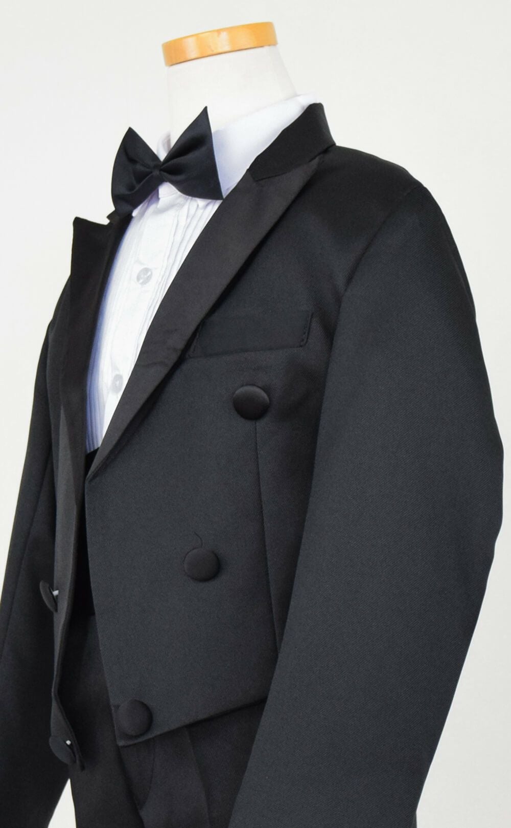 発表会やコンクールにぴったりのブラックカラーの男の子用フォーマルスーツ。シンプルで美しいシルエットが魅力のAngel's Closetの子供フォーマル レンタル商品（【レンタル】タキシードスマート燕尾（5点セット）(YP152)ブラック）｜画像3