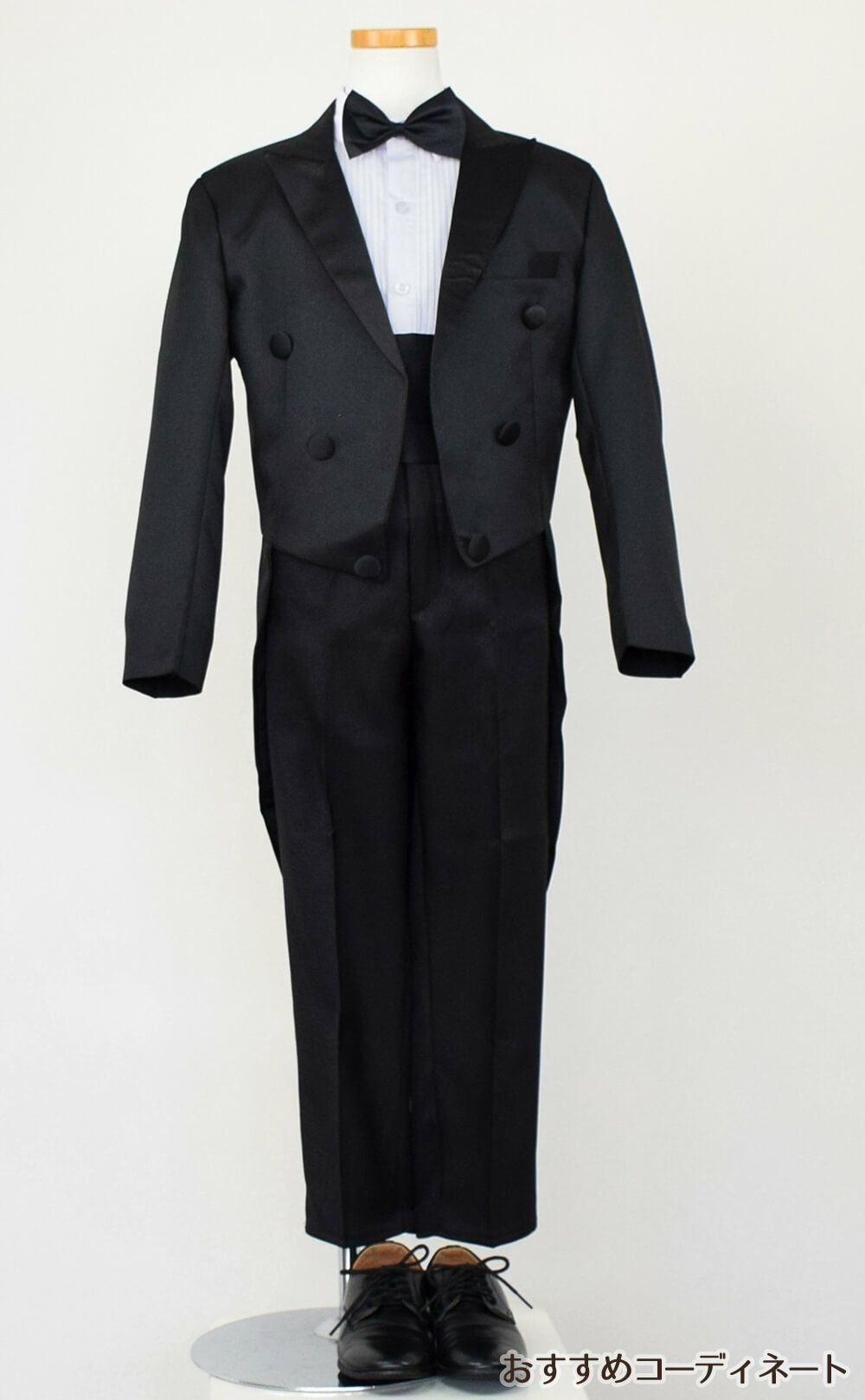 発表会やコンクールにぴったりのブラックカラーの男の子用フォーマルスーツ。シンプルで美しいシルエットが魅力のAngel's Closetの子供フォーマル レンタル商品（【レンタル】タキシードスマート燕尾（5点セット）(YP152)ブラック）｜画像6