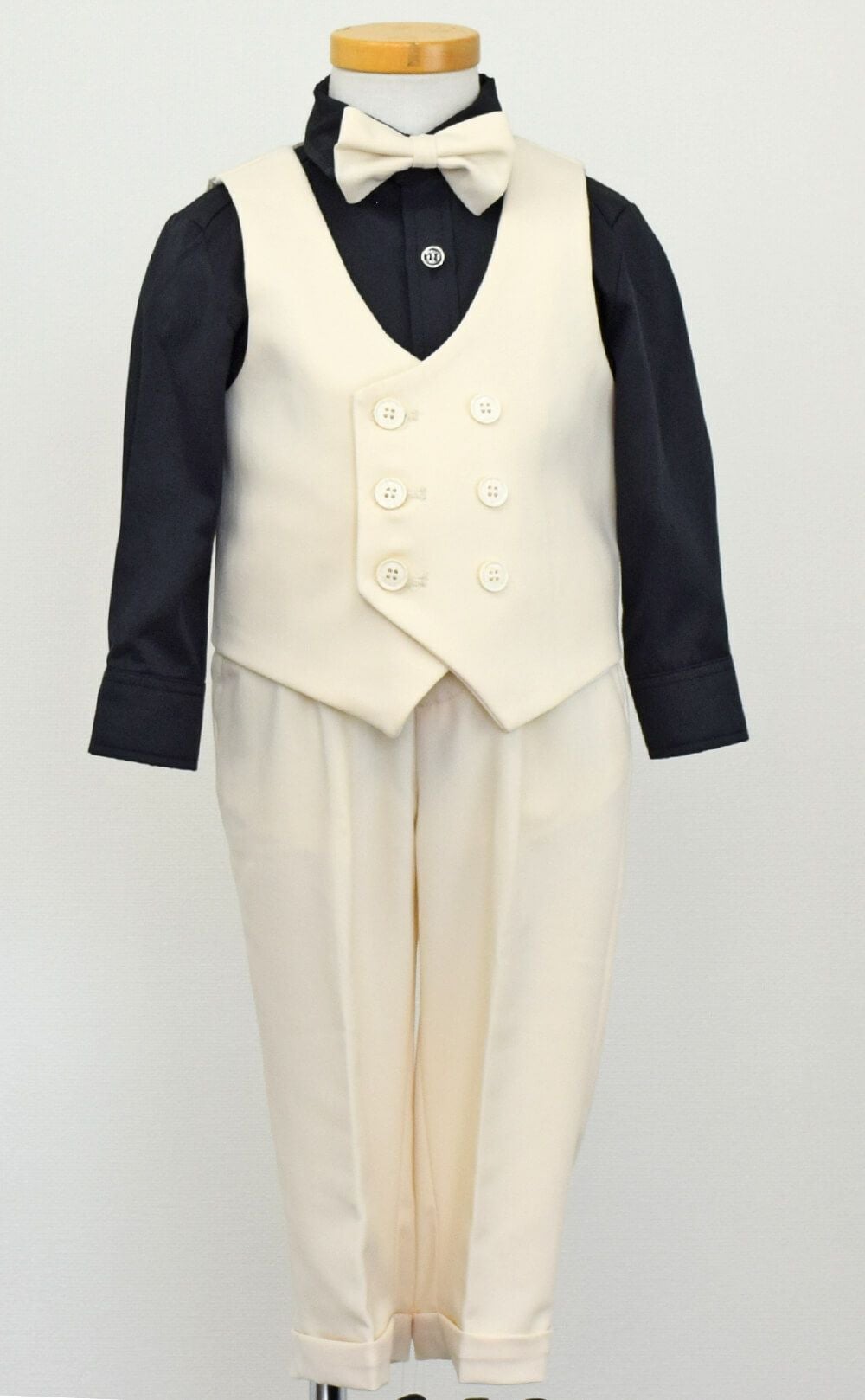 発表会やコンクールにぴったりのブラックカラーの男の子用フォーマルスーツ。シンプルで美しいシルエットが魅力のAngel's Closetの子供フォーマル レンタル商品（【レンタル】ダブルブレストベストスーツ（蝶ネクタイ）4点セット(YP153)アイボリー/ブラック）｜画像2
