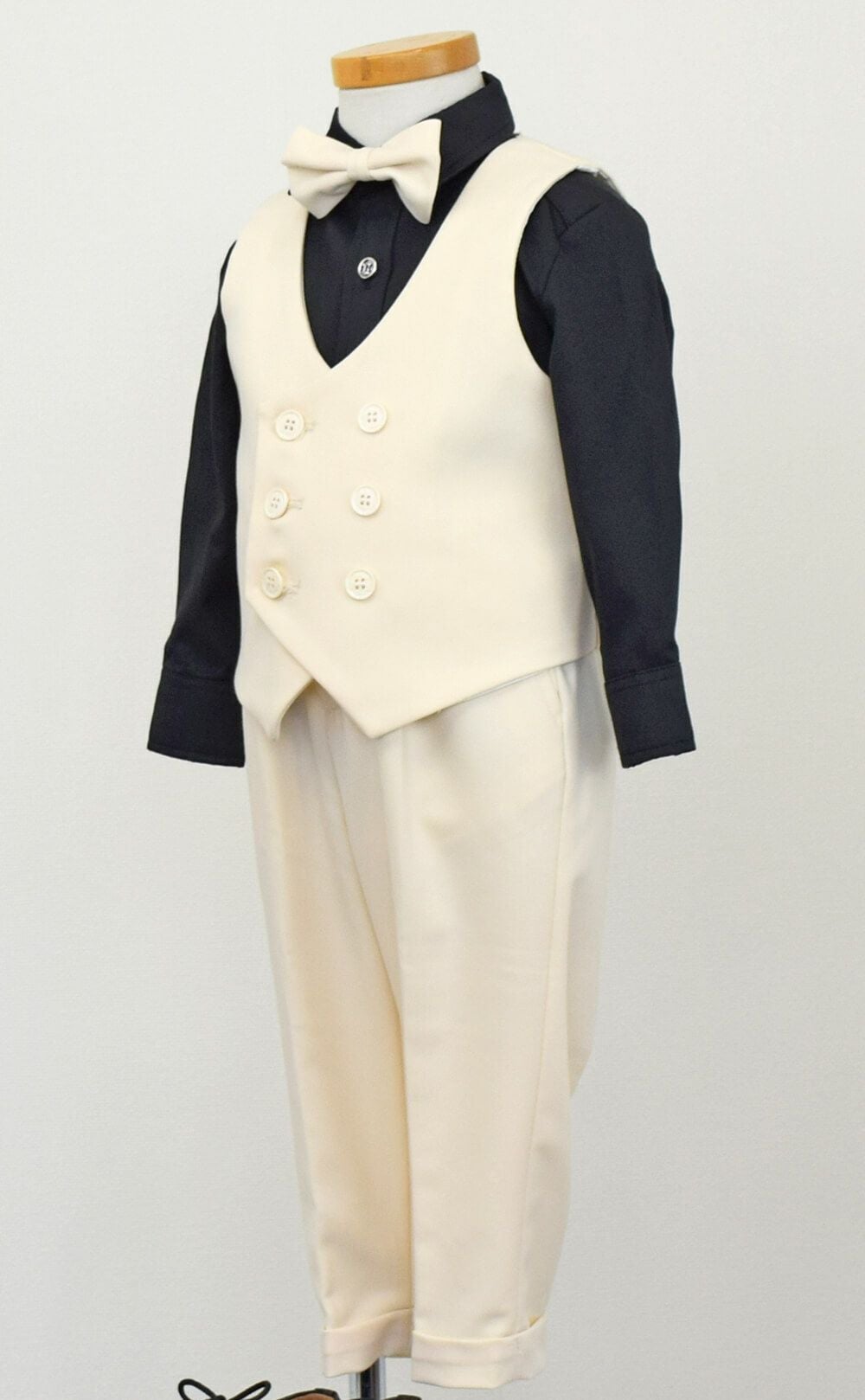 発表会やコンクールにぴったりのブラックカラーの男の子用フォーマルスーツ。シンプルで美しいシルエットが魅力のAngel's Closetの子供フォーマル レンタル商品（【レンタル】ダブルブレストベストスーツ（蝶ネクタイ）4点セット(YP153)アイボリー/ブラック）｜画像3