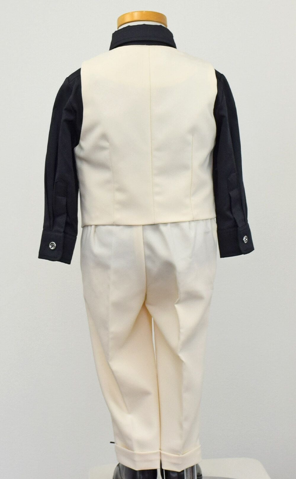 発表会やコンクールにぴったりのブラックカラーの男の子用フォーマルスーツ。シンプルで美しいシルエットが魅力のAngel's Closetの子供フォーマル レンタル商品（【レンタル】ダブルブレストベストスーツ（蝶ネクタイ）4点セット(YP153)アイボリー/ブラック）｜画像4