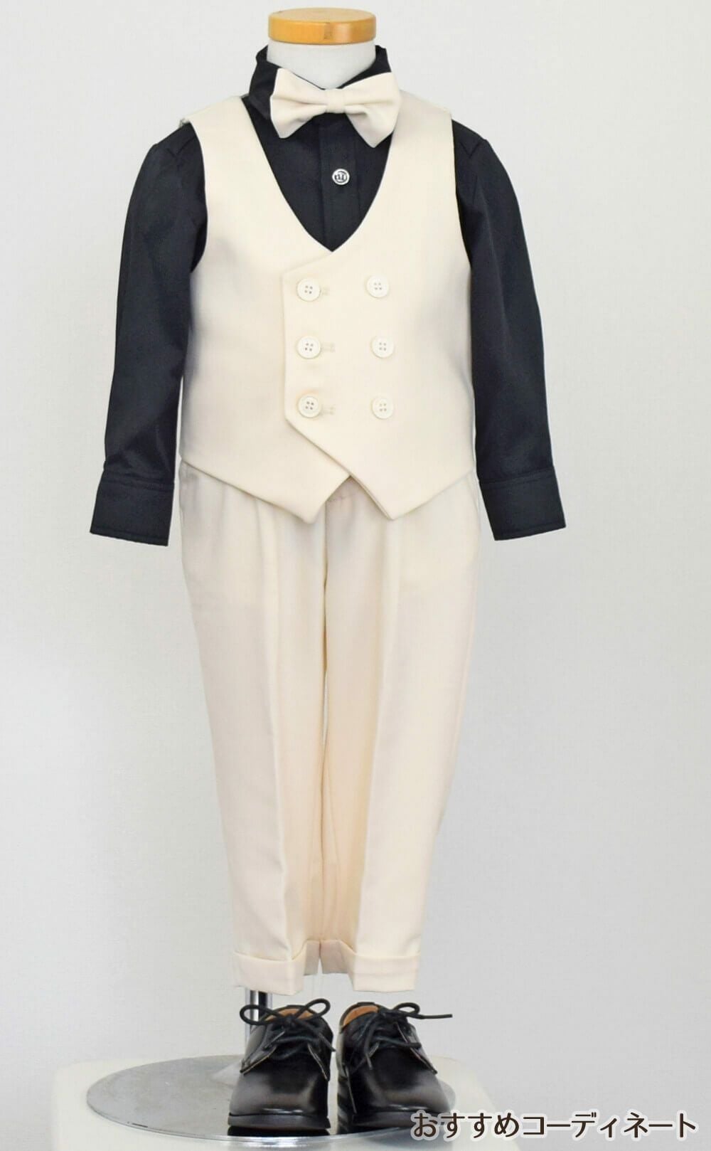 発表会やコンクールにぴったりのブラックカラーの男の子用フォーマルスーツ。シンプルで美しいシルエットが魅力のAngel's Closetの子供フォーマル レンタル商品（【レンタル】ダブルブレストベストスーツ（蝶ネクタイ）4点セット(YP153)アイボリー/ブラック）｜画像6