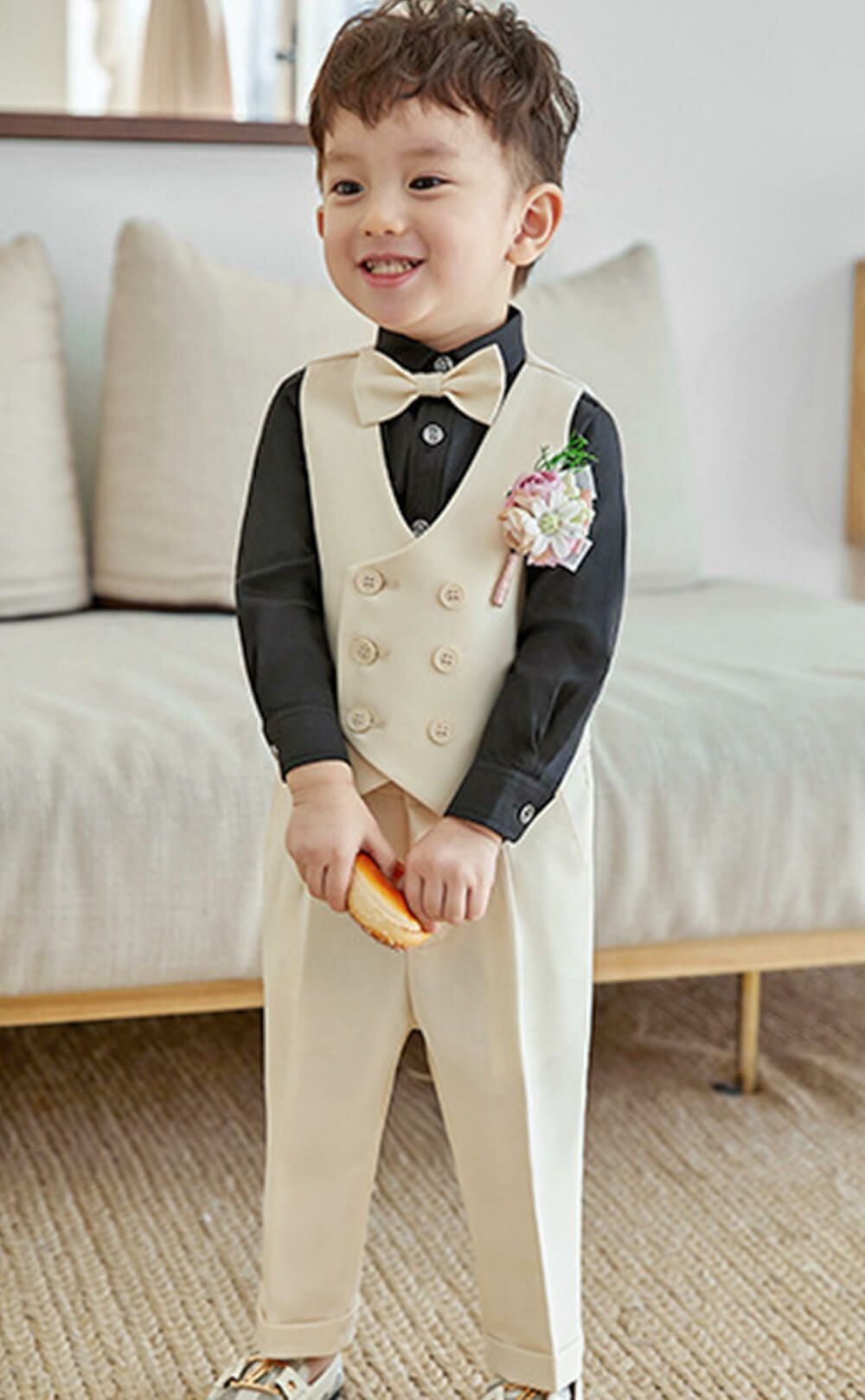 発表会やコンクールにぴったりのブラックカラーの男の子用フォーマルスーツ。シンプルで美しいシルエットが魅力のAngel's Closetの子供フォーマル レンタル商品（【レンタル】ダブルブレストベストスーツ（蝶ネクタイ）4点セット(YP153)アイボリー/ブラック）｜画像8