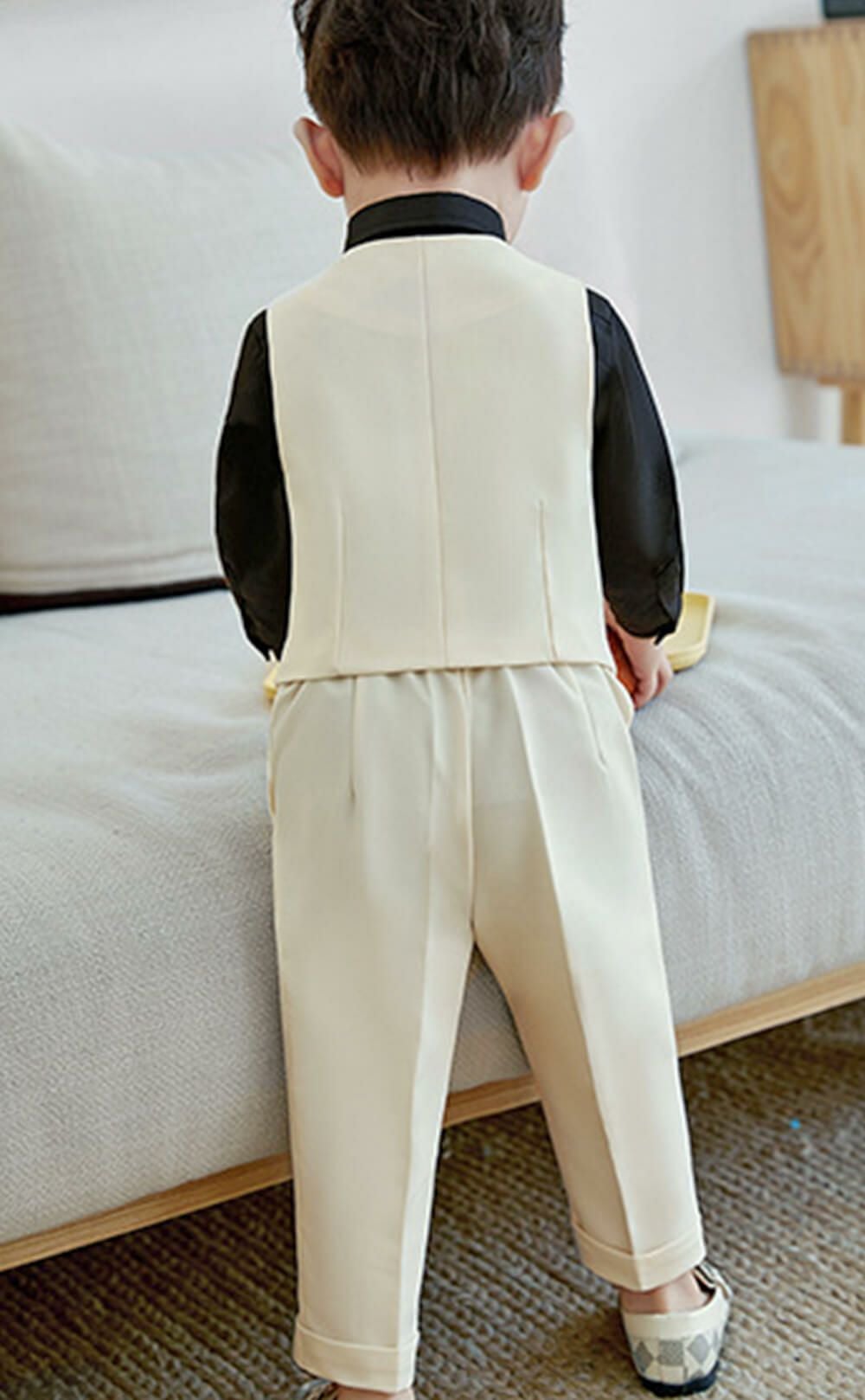 発表会やコンクールにぴったりのブラックカラーの男の子用フォーマルスーツ。シンプルで美しいシルエットが魅力のAngel's Closetの子供フォーマル レンタル商品（【レンタル】ダブルブレストベストスーツ（蝶ネクタイ）4点セット(YP153)アイボリー/ブラック）｜画像9