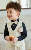 発表会やコンクールにぴったりのブラックカラーの男の子用フォーマルスーツ。シンプルで美しいシルエットが魅力のAngel's Closetの子供フォーマル レンタル商品（【レンタル】ダブルブレストベストスーツ（蝶ネクタイ）4点セット(YP153)アイボリー/ブラック）｜画像11