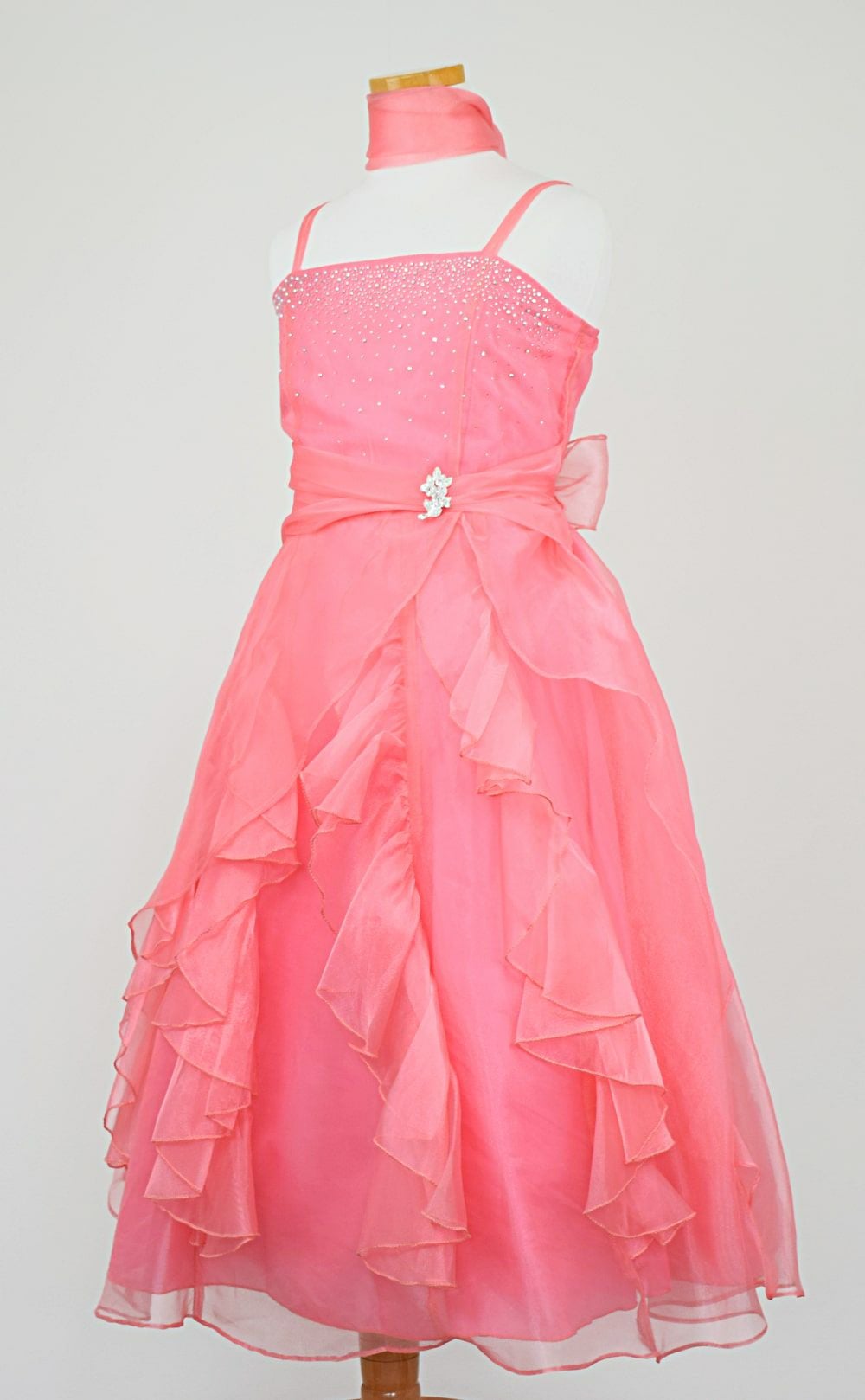 ピアノ発表会や結婚式にぴったりのカラーの女の子用キッズドレス。シンプルで美しいシルエットが魅力のAngel's Closetの子供ドレス レンタル商品（【レンタル】ラインストーン＆オーガンジーレイヤードフリル子供ドレス(HC734)コーラル）｜画像4