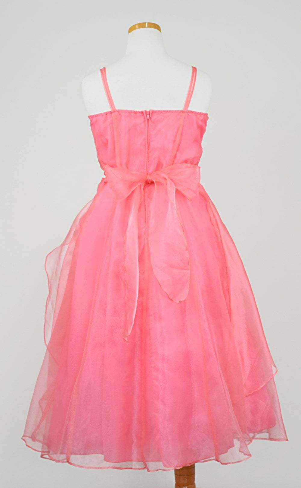 ピアノ発表会や結婚式にぴったりのカラーの女の子用キッズドレス。シンプルで美しいシルエットが魅力のAngel's Closetの子供ドレス レンタル商品（【レンタル】ラインストーン＆オーガンジーレイヤードフリル子供ドレス(HC734)コーラル）｜画像5